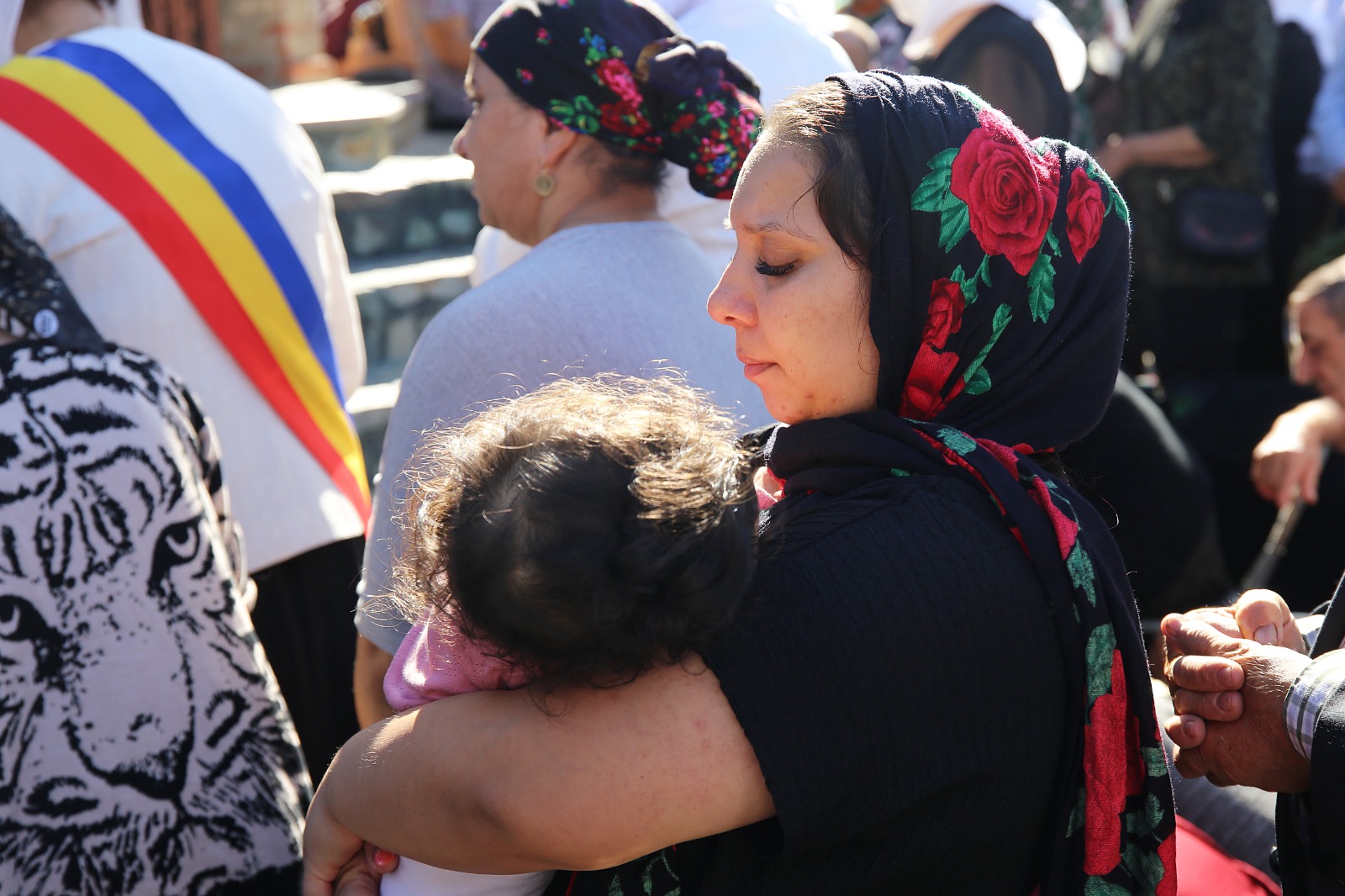 mamă cu pruncul în brațe