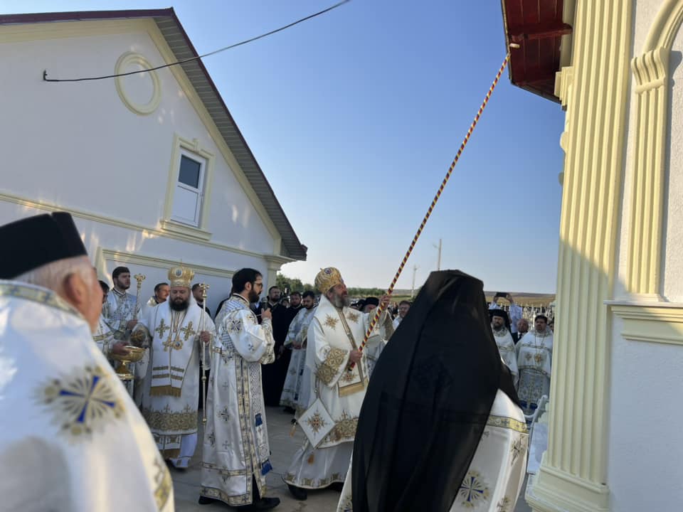 Biserica „Izvorul Tămăduirii” din Hlipiceni-Botoșani a primit veșmânt de har. Lăcașul, renovat cu sprijinul arhim. Ciprian Grădinaru