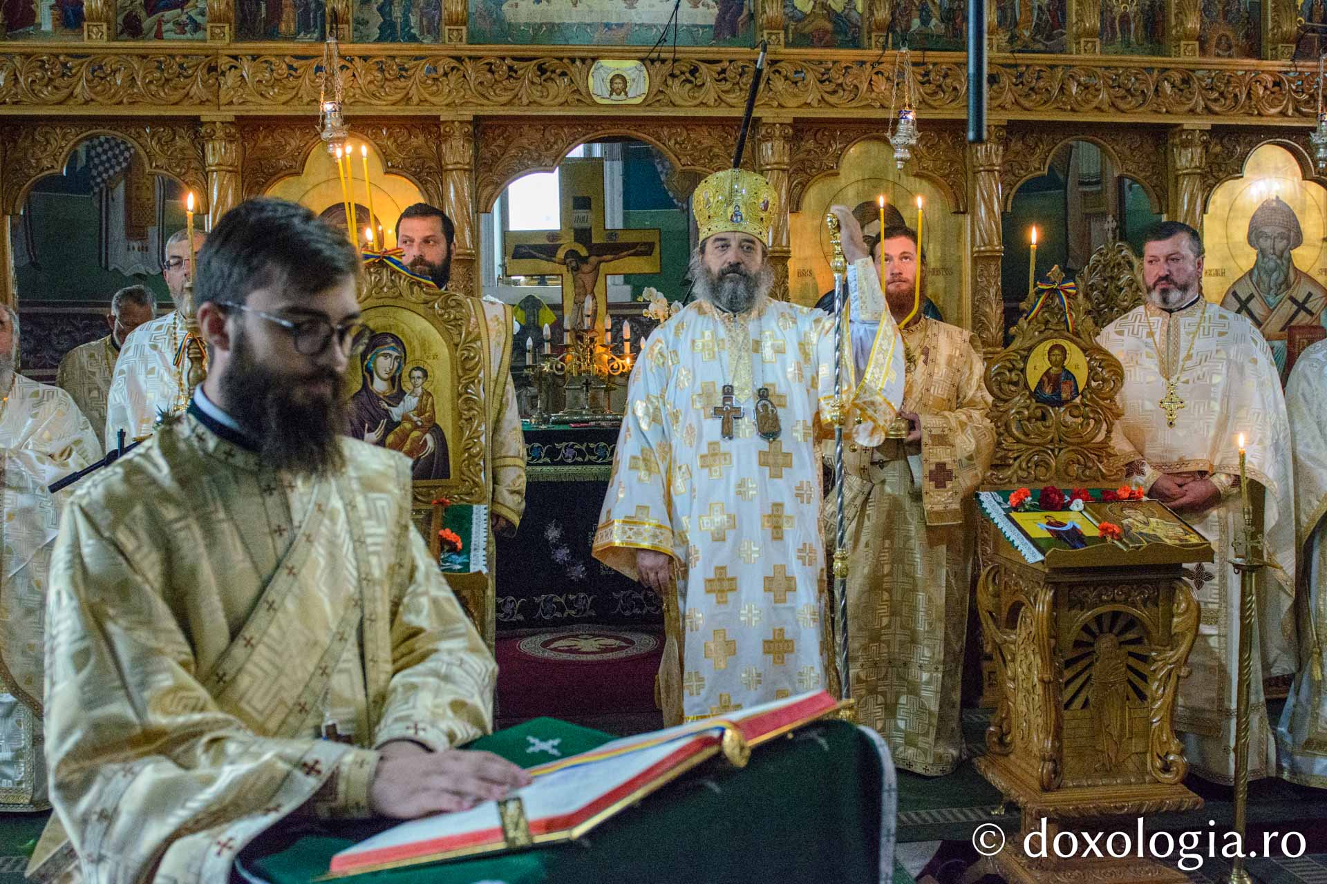 Slujire arhierească la Biserica „Sfântul Spiridon” din Târgu Neamț