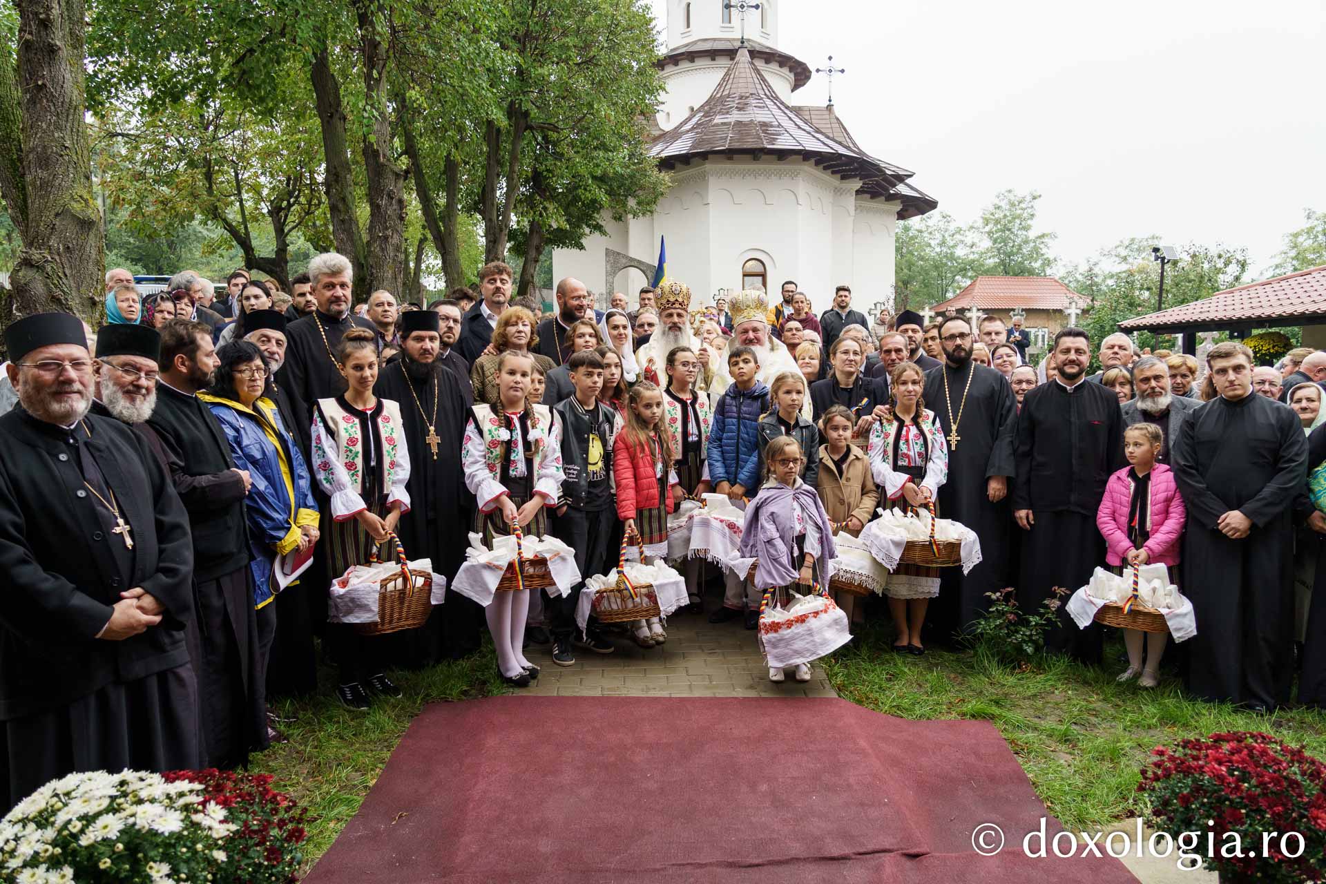 Doi ierarhi au sfințit biserica Parohiei „Sfântul Ierarh Nicolae” din Ciulinești - Probota