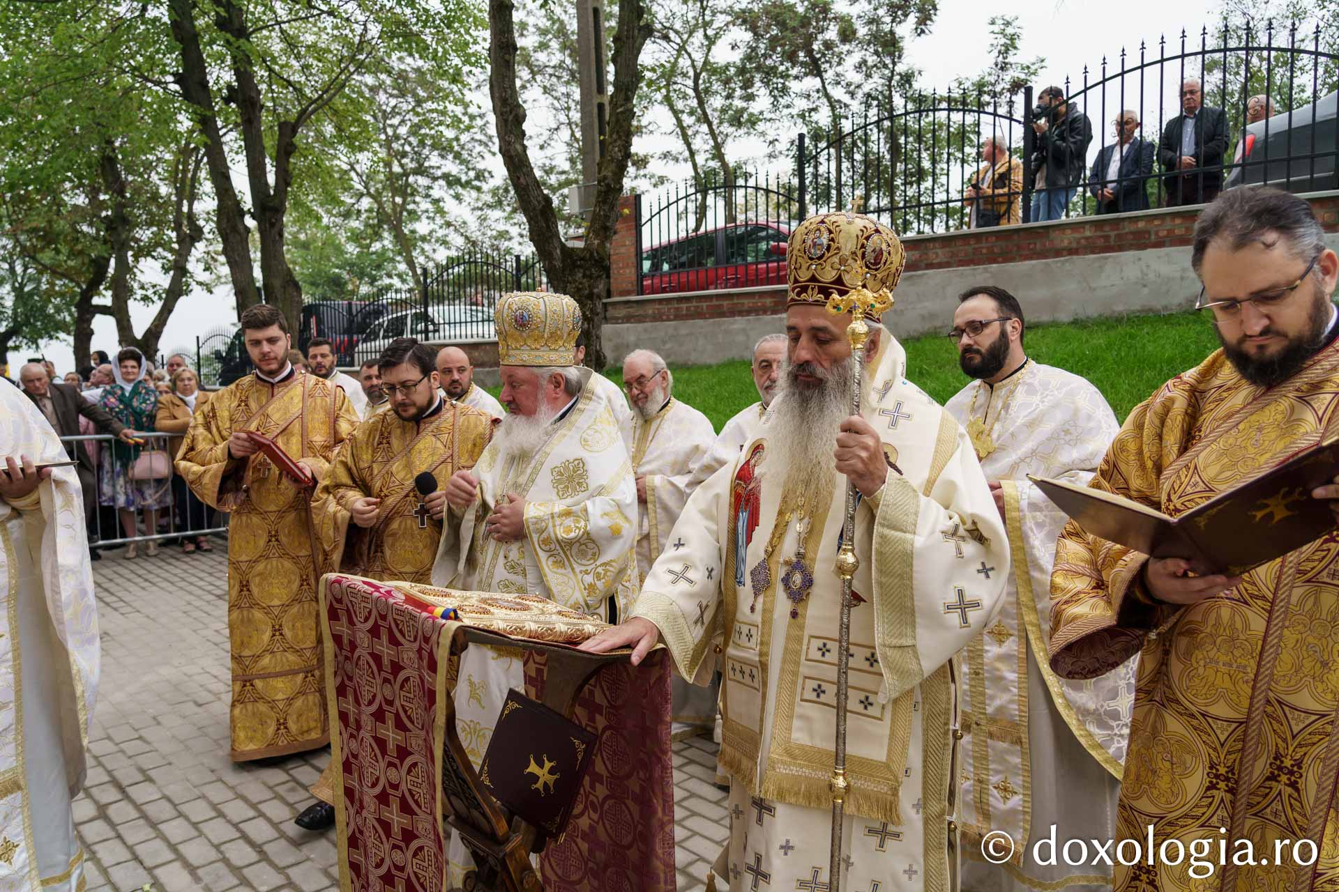 Doi ierarhi au sfințit biserica Parohiei „Sfântul Ierarh Nicolae” din Ciulinești - Probota