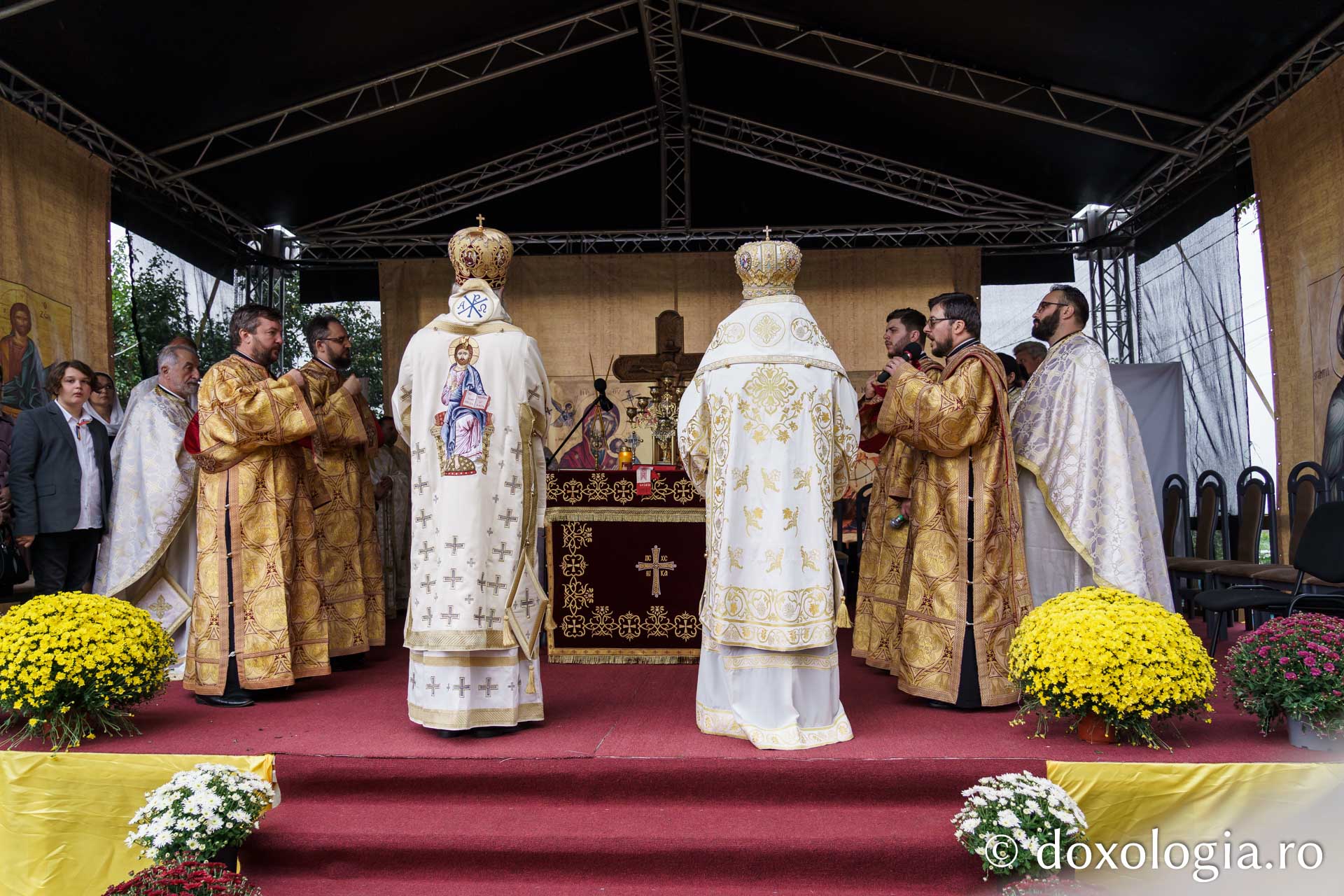 Doi ierarhi au sfințit biserica Parohiei „Sfântul Ierarh Nicolae” din Ciulinești - Probota