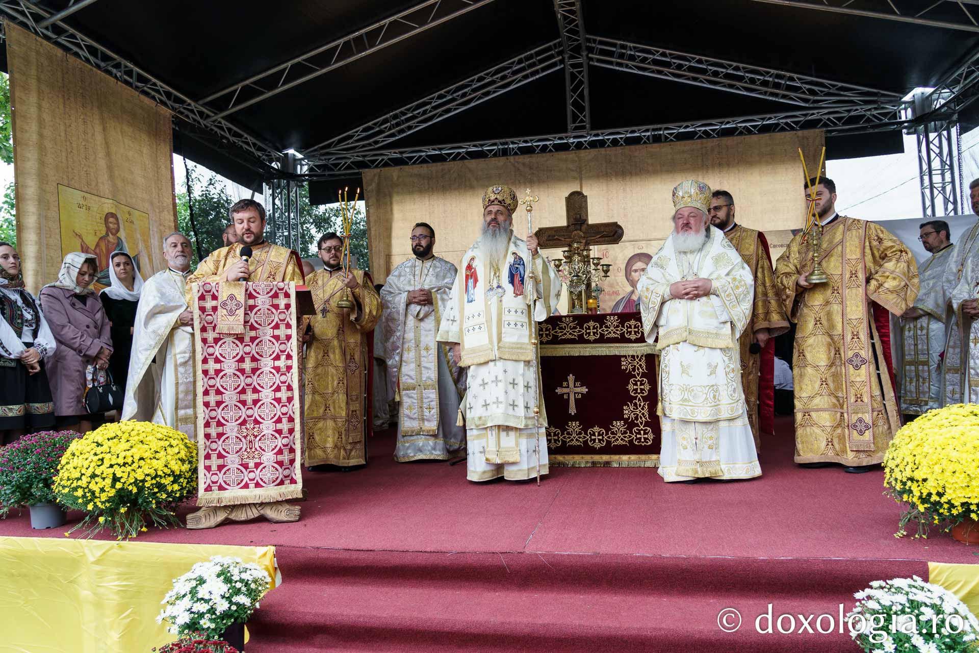 Doi ierarhi au sfințit biserica Parohiei „Sfântul Ierarh Nicolae” din Ciulinești - Probota
