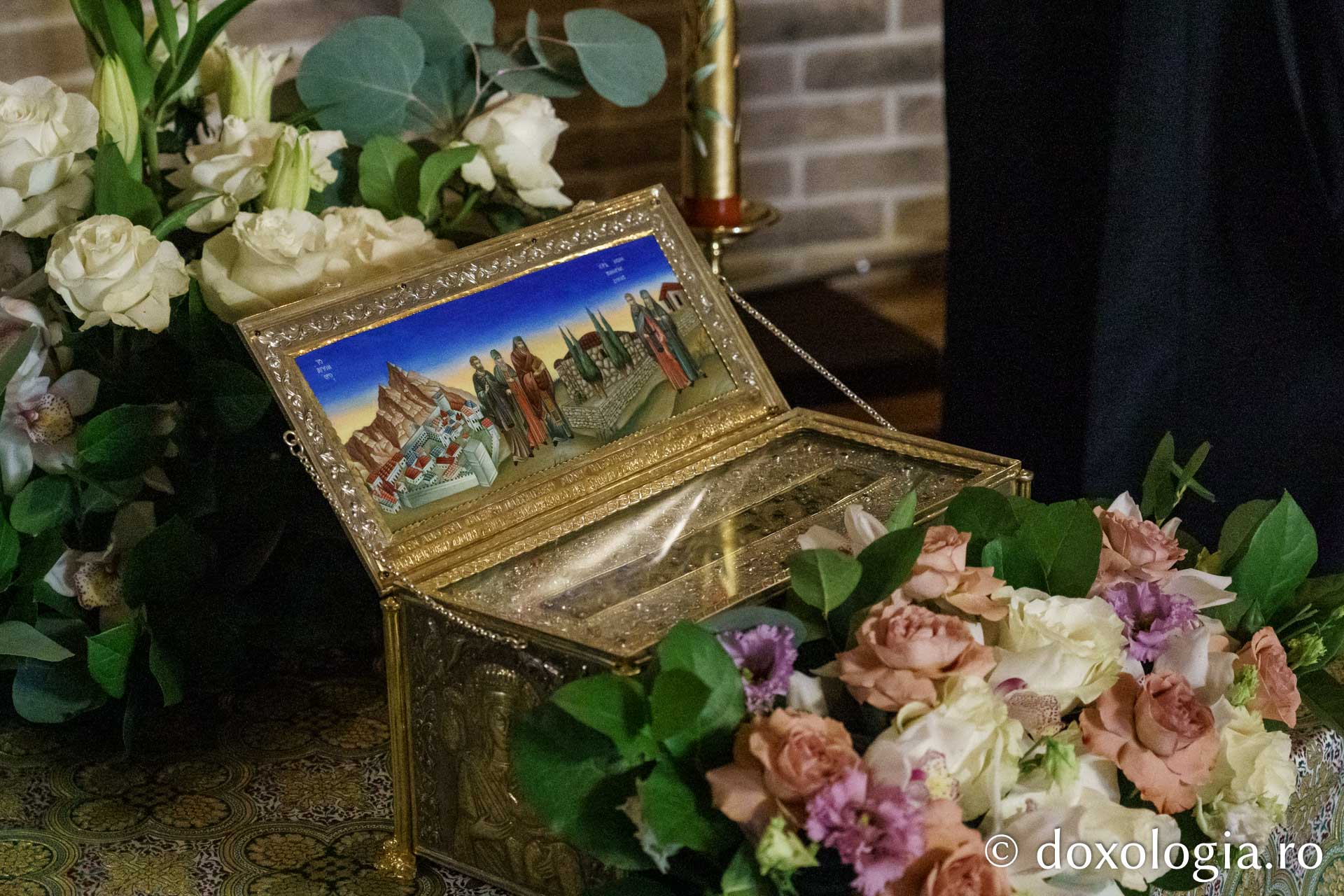 Brâul Maicii Domnului a poposit la Parohia „Sfântul Ioan Rusul” – Valea Adâncă din Iași