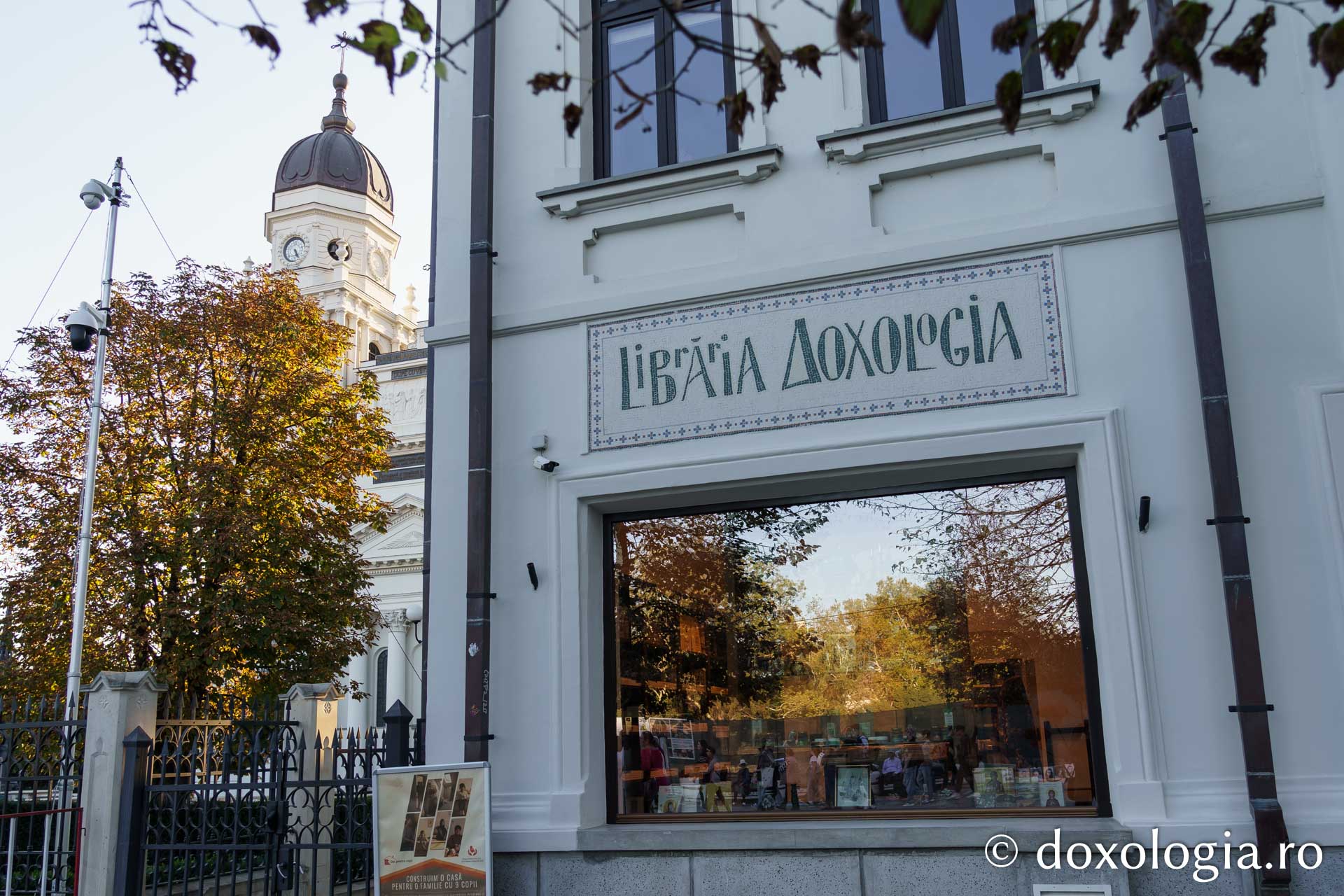 Prezentare de carte dedicată venirii moaștelor Sfântului Pantelimon în Iași, la Librăria Doxologia