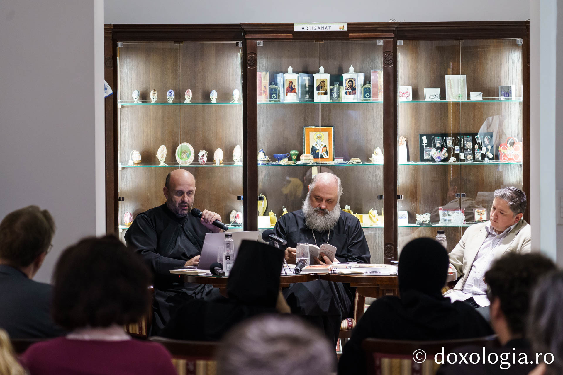 Prezentare de carte dedicată venirii moaștelor Sfântului Pantelimon în Iași, la Librăria Doxologia