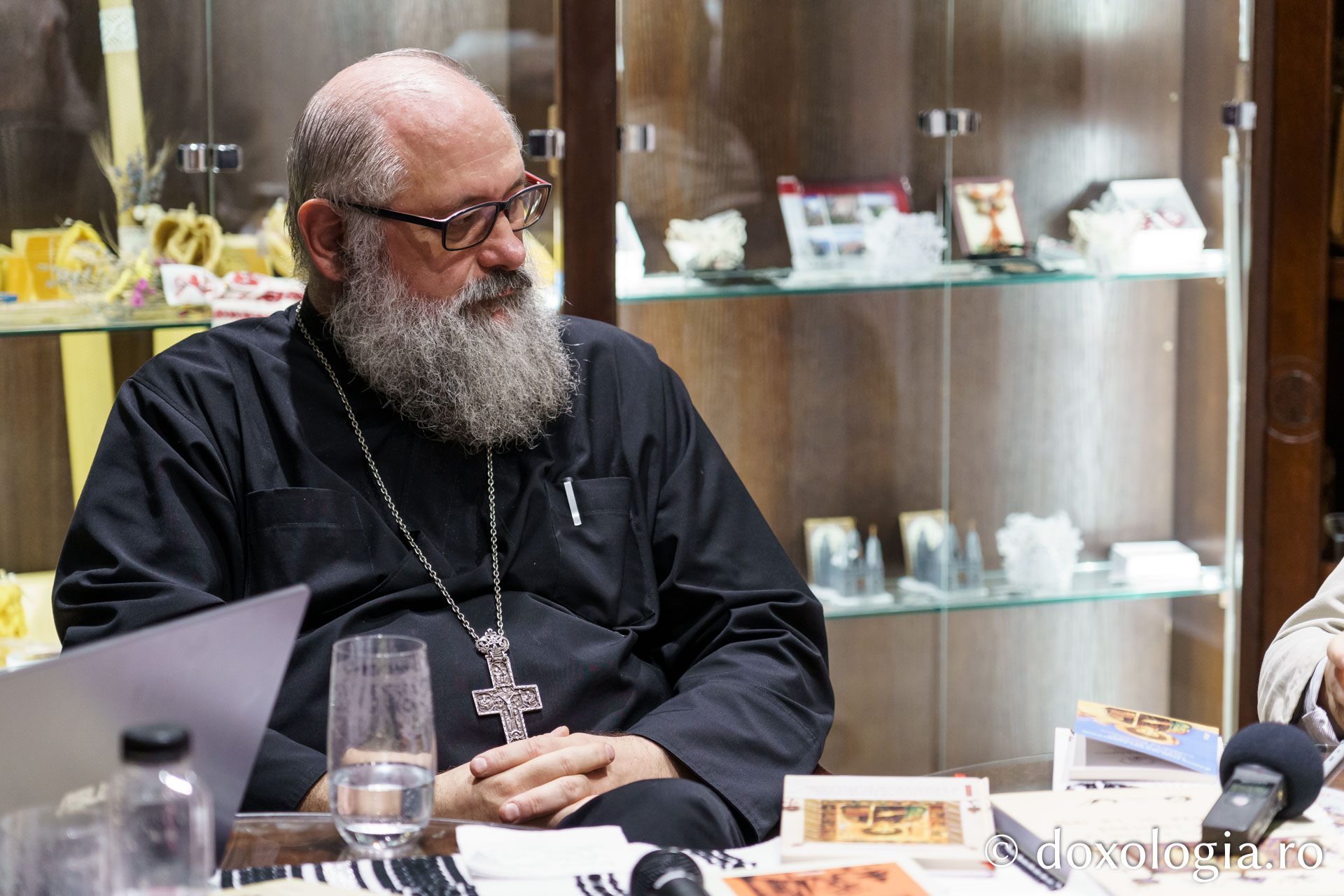 Prezentare de carte dedicată venirii moaștelor Sfântului Pantelimon în Iași, la Librăria Doxologia