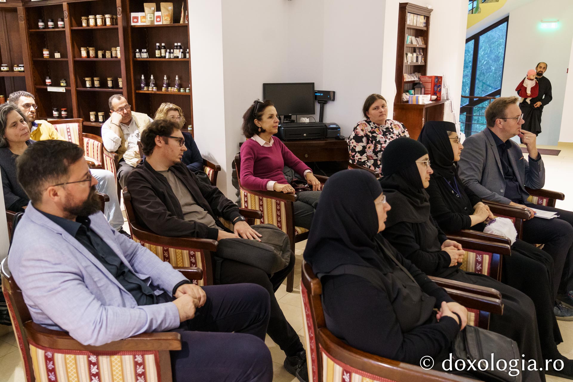 Prezentare de carte dedicată venirii moaștelor Sfântului Pantelimon în Iași, la Librăria Doxologia