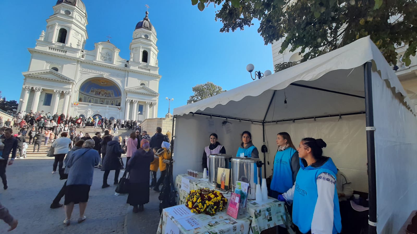 Ceaiul pentru pelerini Sfintei Parascheva, oferit de voluntarii și prietenii Providența