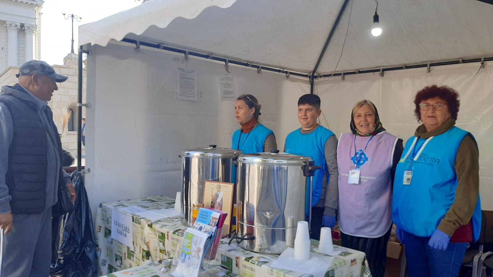 Ceaiul pentru pelerini Sfintei Parascheva, oferit de voluntarii și prietenii Providența