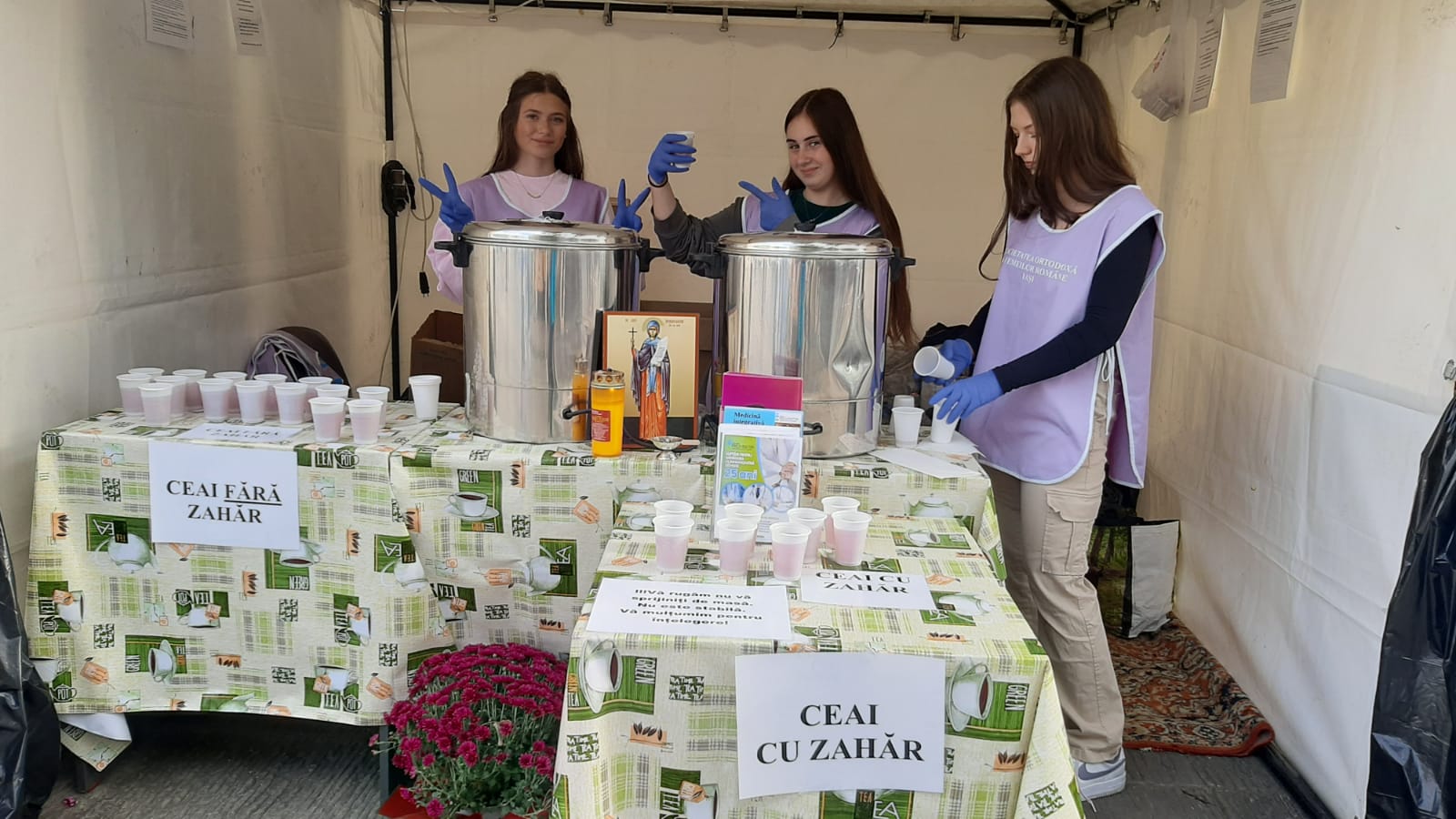 Ceaiul pentru pelerini Sfintei Parascheva, oferit de voluntarii și prietenii Providența