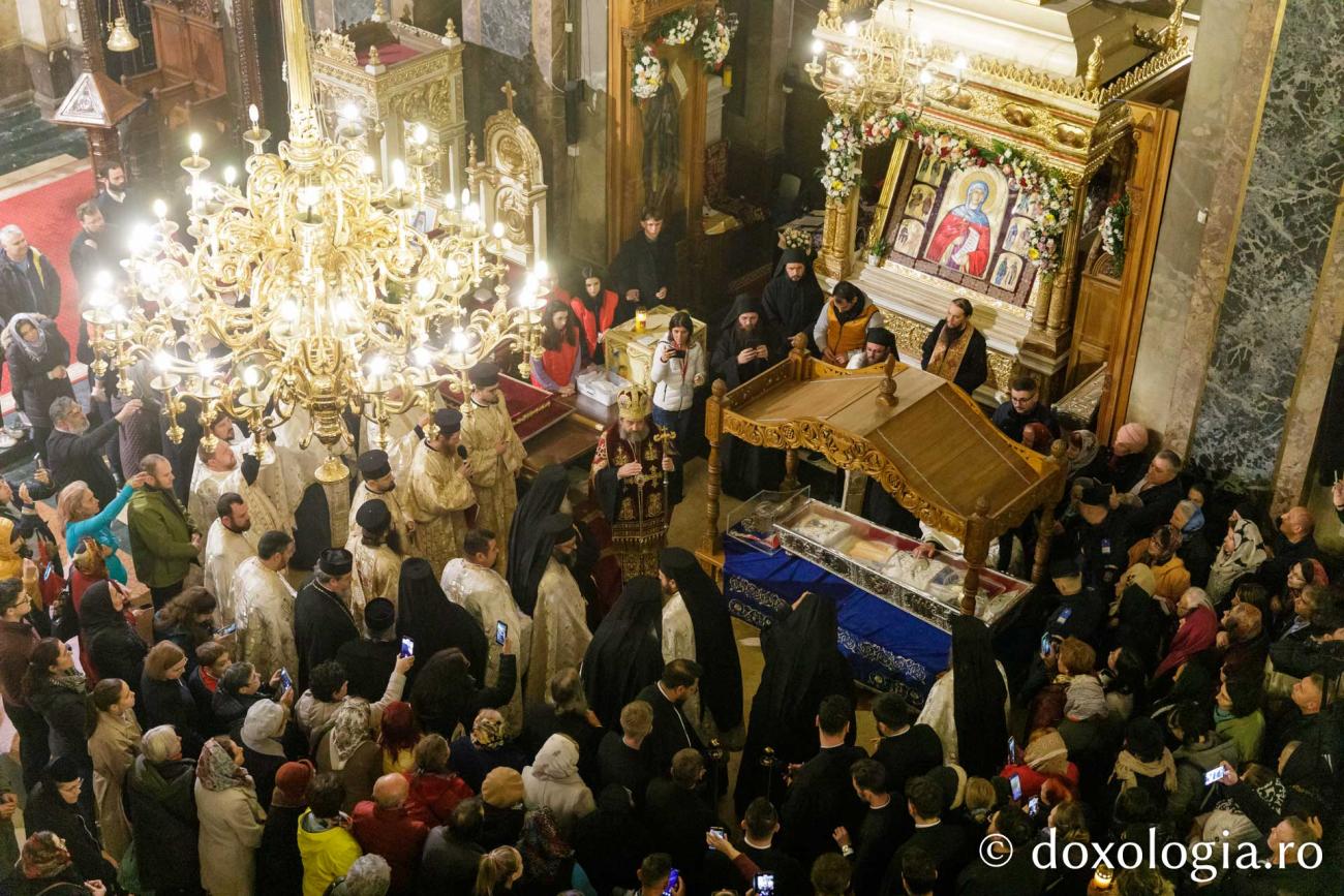 Hramul Sfintei Parascheva, la final:	Peste 270.000 de pelerini au primit binecuvântarea sfinților / Foto: pr. Silviu Cluci Hramul Sfintei Parascheva, la final:	Peste 270.000 de pelerini au primit binecuvântarea sfinților