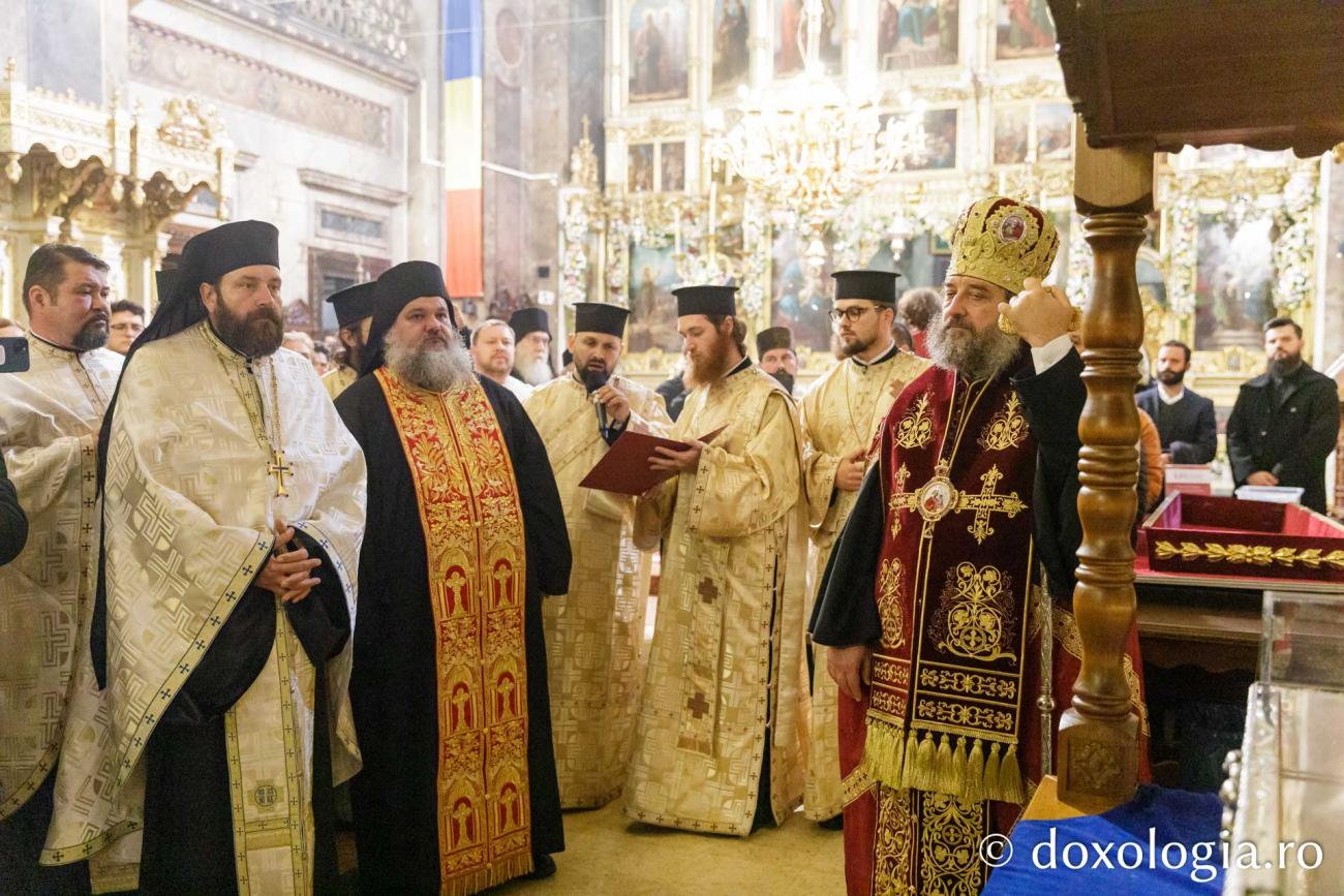 Hramul Sfintei Parascheva, la final:	Peste 270.000 de pelerini au primit binecuvântarea sfinților / Foto: pr. Silviu Cluci Hramul Sfintei Parascheva, la final:	Peste 270.000 de pelerini au primit binecuvântarea sfinților