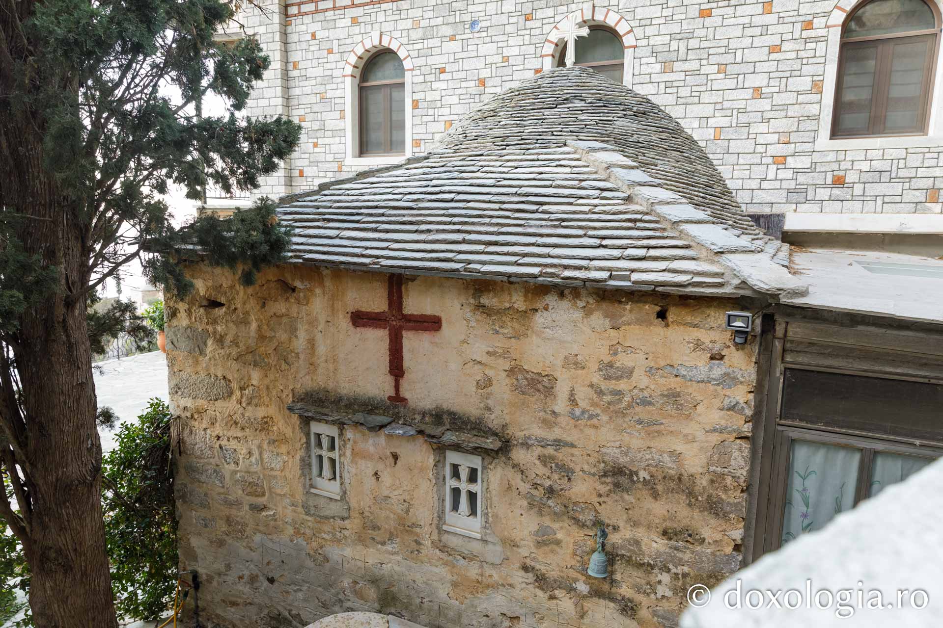 Coliba Cinstitului Înaintemergător de la Sihăstria „Sfânta Ana Mică” – Athos / Foto: pr. Silviu Cluci Coliba Cinstitului Înaintemergător de la Sihăstria „Sfânta Ana Mică” – Athos
