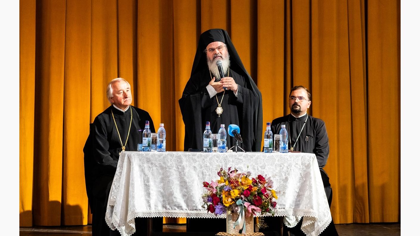 PS Ignatie, Episcopul Hușilor, alături de pr. Stelian Tofană