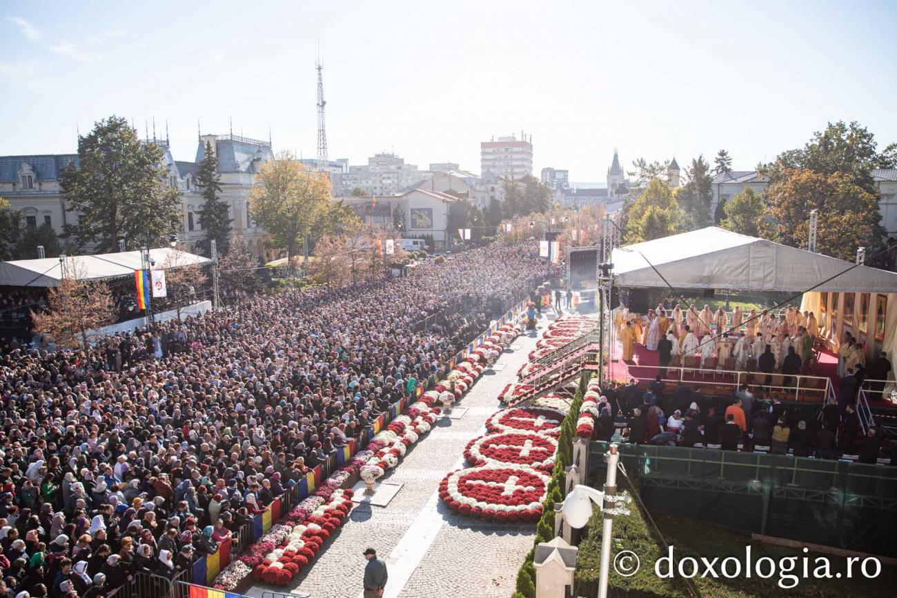 #Hram2024: Sfânta Cuvioasă Parascheva, cinstită în rugăciune de mii de suflete în capitala Ortodoxiei românești