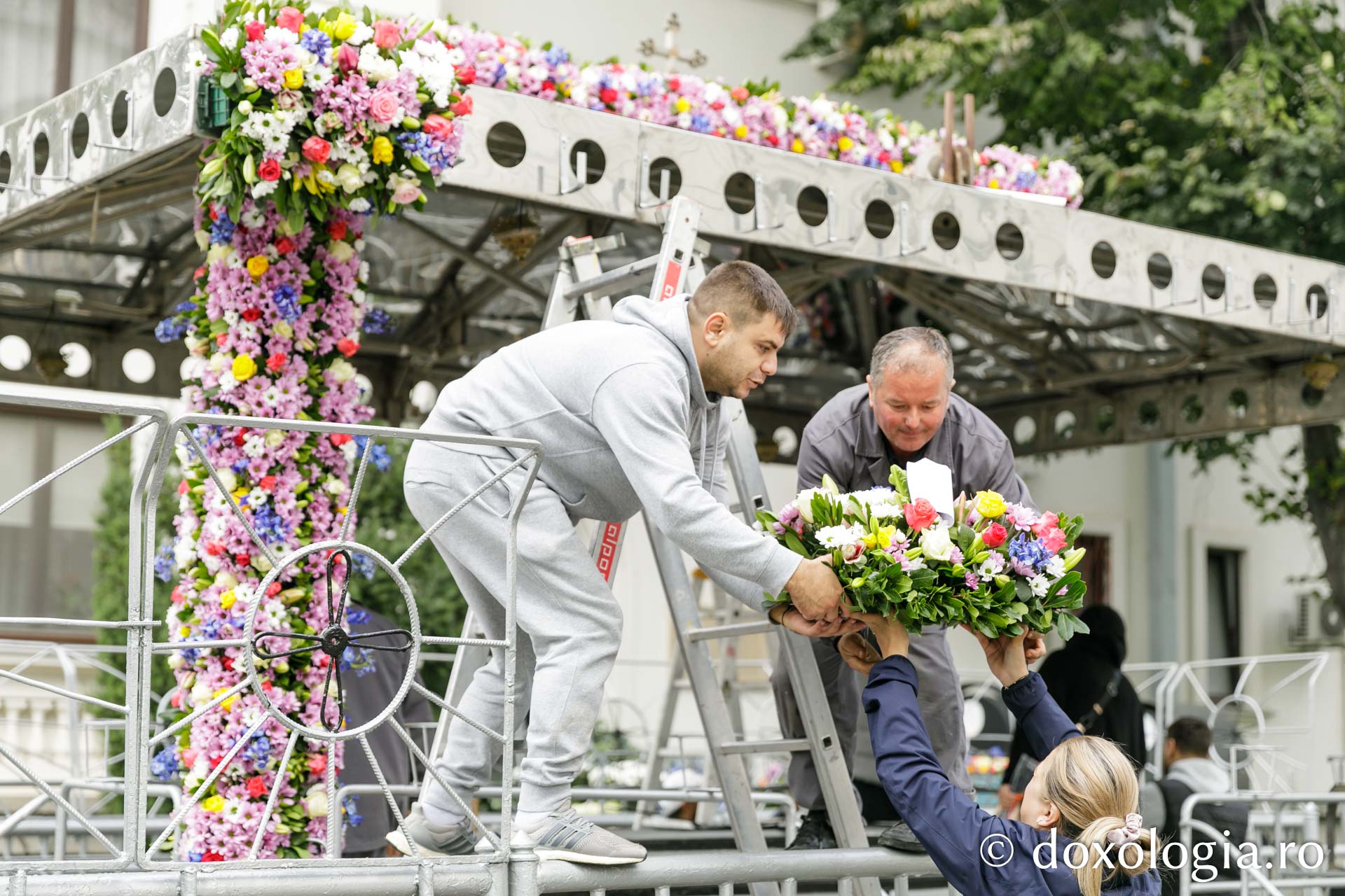 Baldachinul Sfintei Parascheva, pregătit și împodobit pentru așezarea sfintelor moaște