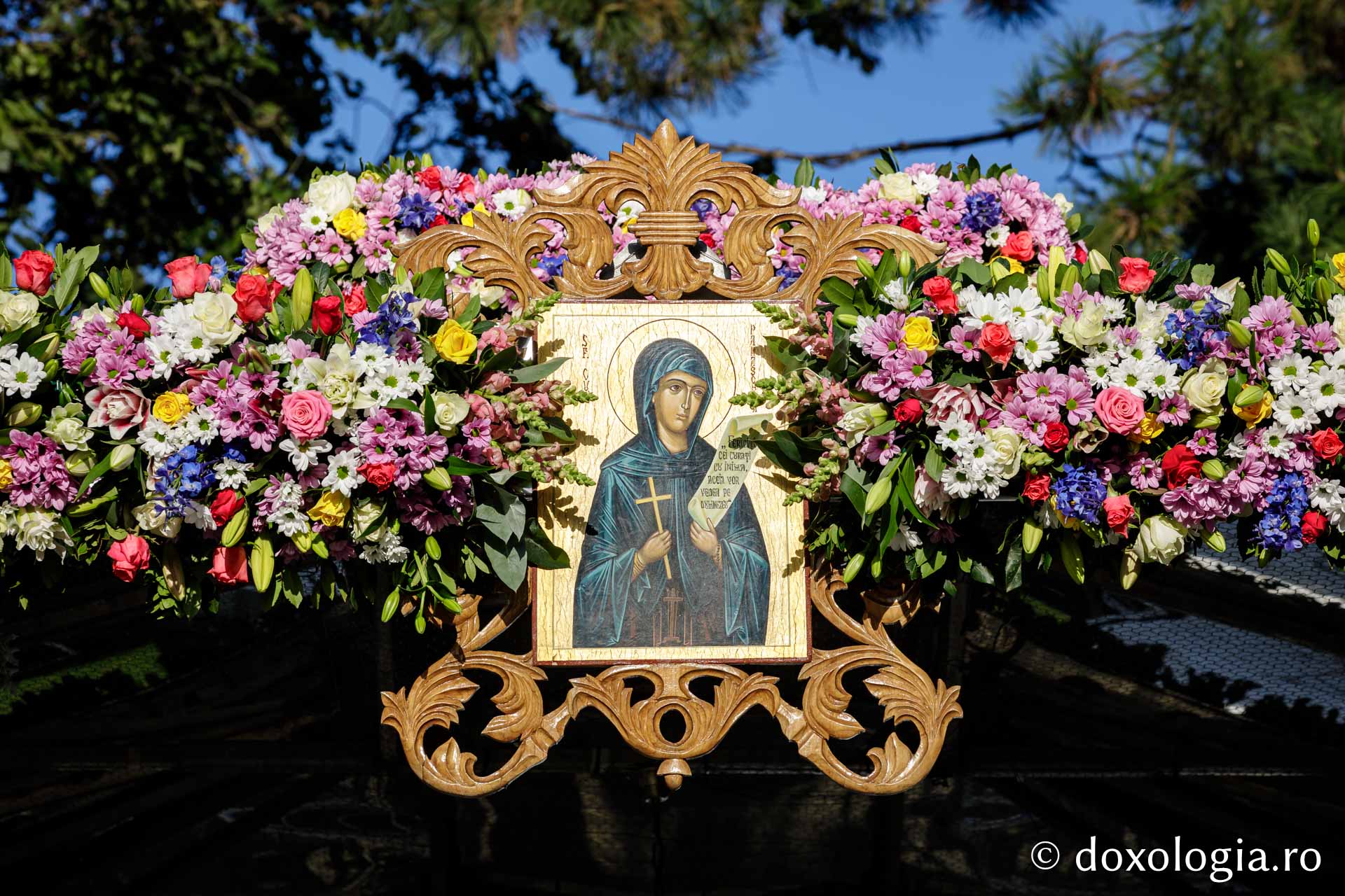 Împodobirea cu flori a baldachinului Sfintei Cuvioasei Parascheva