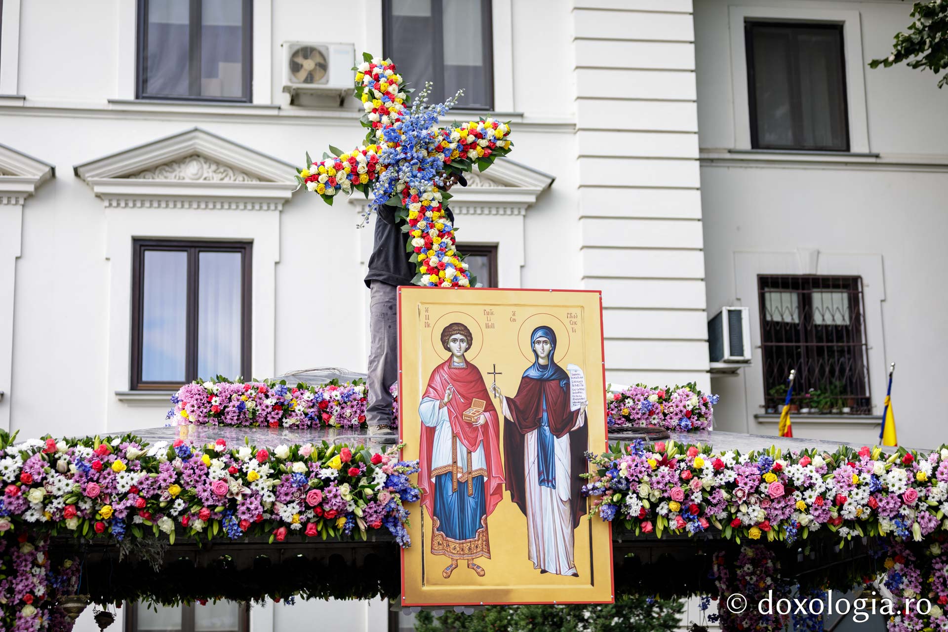 Împodobirea baldachinului Sfintei Parascheva