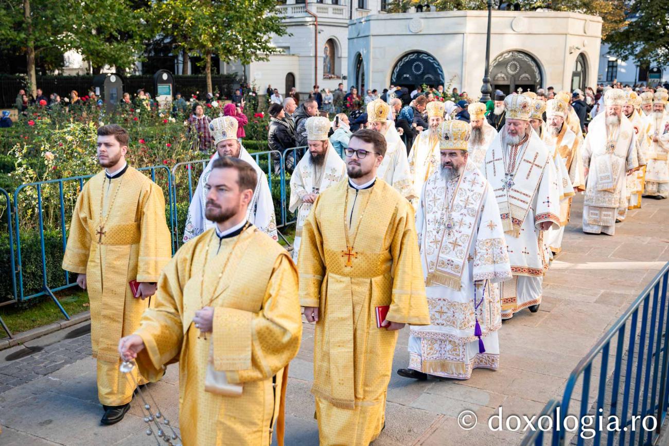Ce ierarhi slujesc la Sfânta Liturghie din ziua de 14 octombrie?