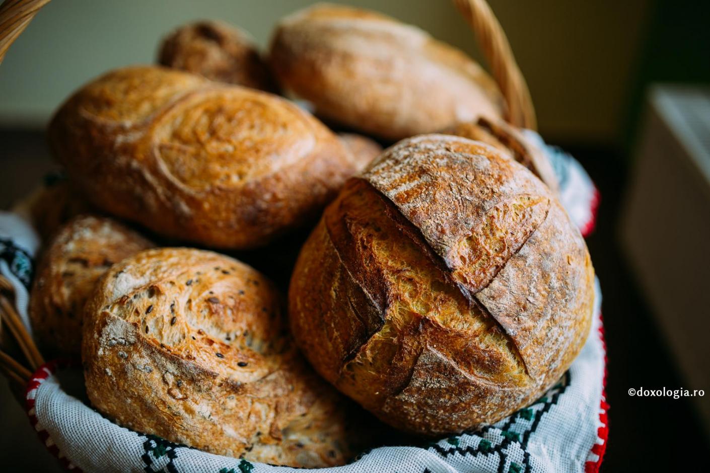 pâini în coș