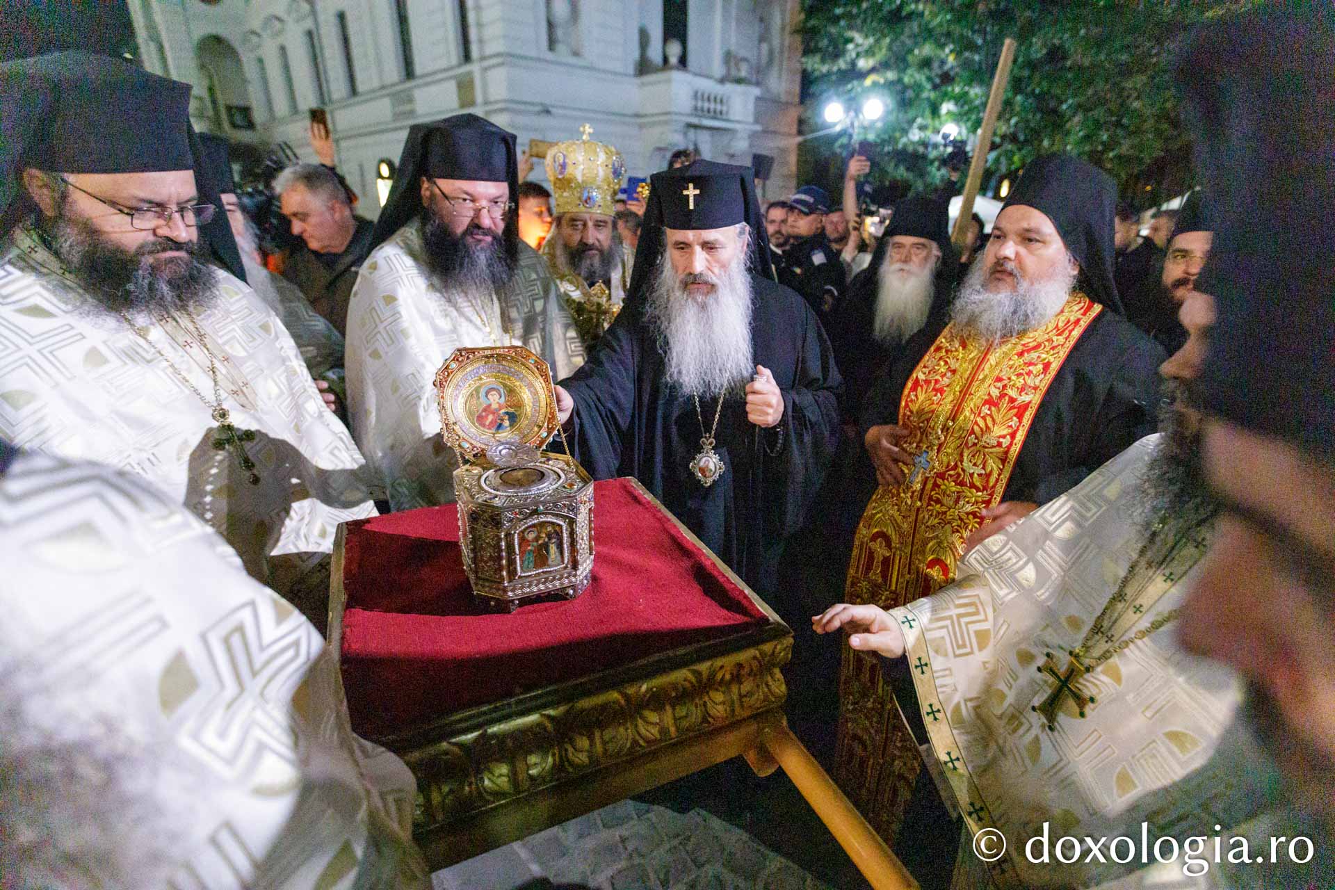 Sfântul Pantelimon a ajuns la Iași: „Unde suntem noi, pe pământ, și unde ar trebui să fim - la înălțimea Sfinților lui Dumnezeu”