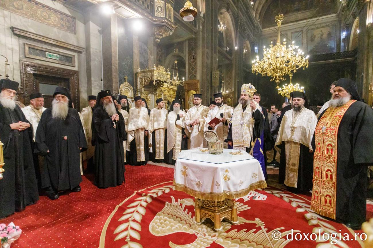 (Video) Moaștele Sfântului Pantelimon, așezate alături de Sfânta Parascheva