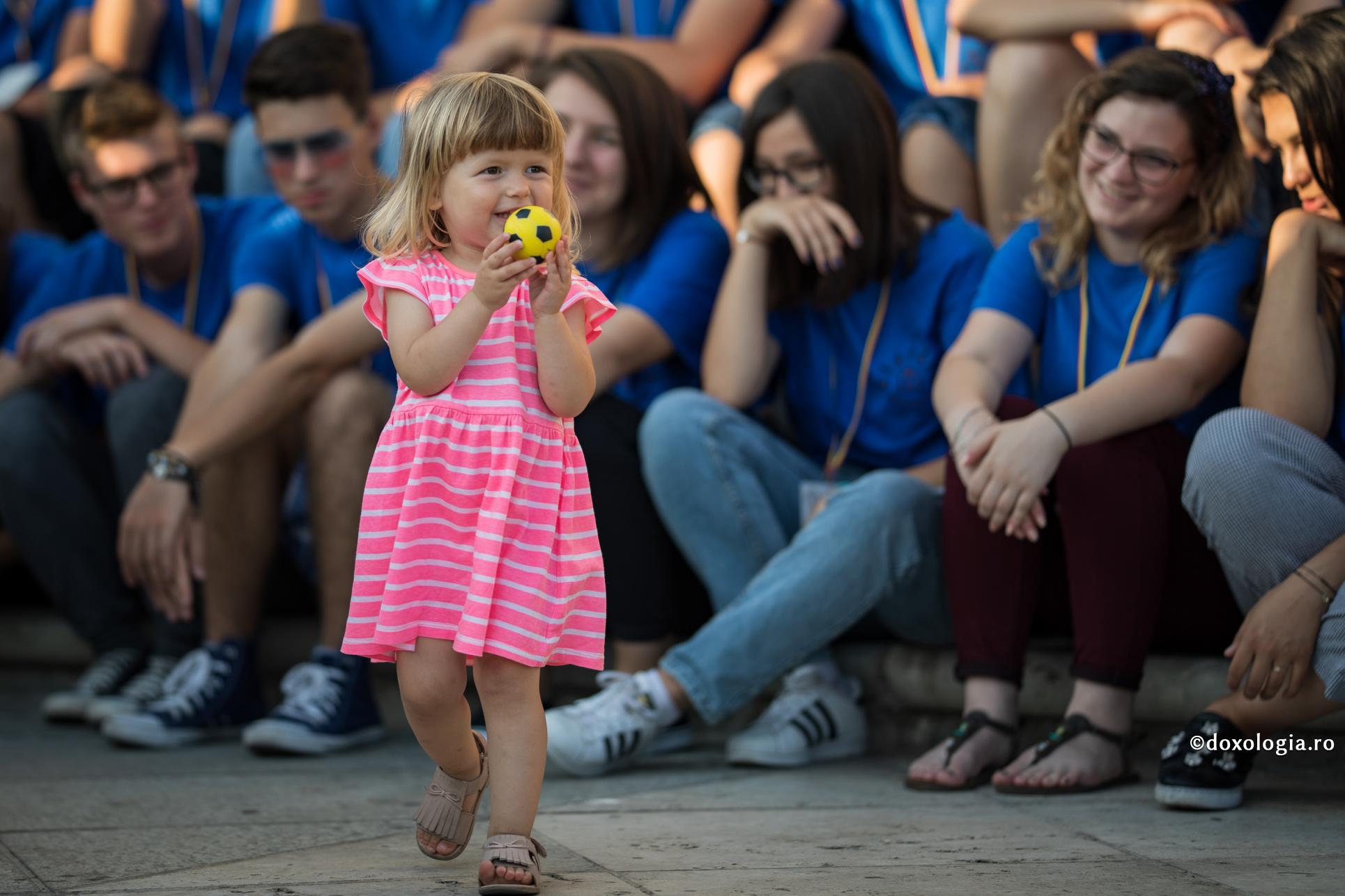 copilă în rochiță