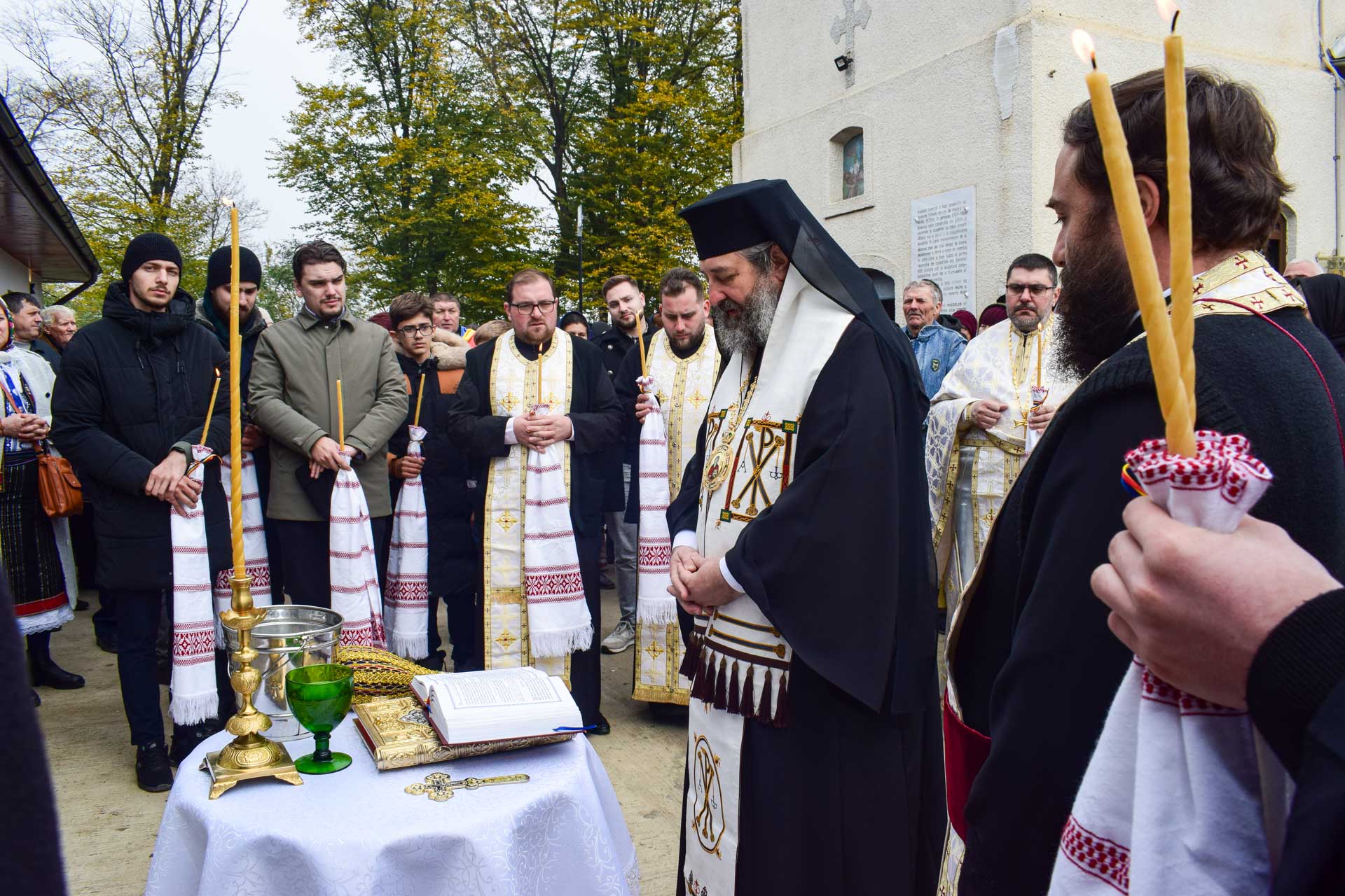 Liturghie arhierească și sfințire de casă socială în Parohia Oroftiana de Sus Liturghie arhierească și sfințire de casă socială în Parohia Oroftiana de Sus