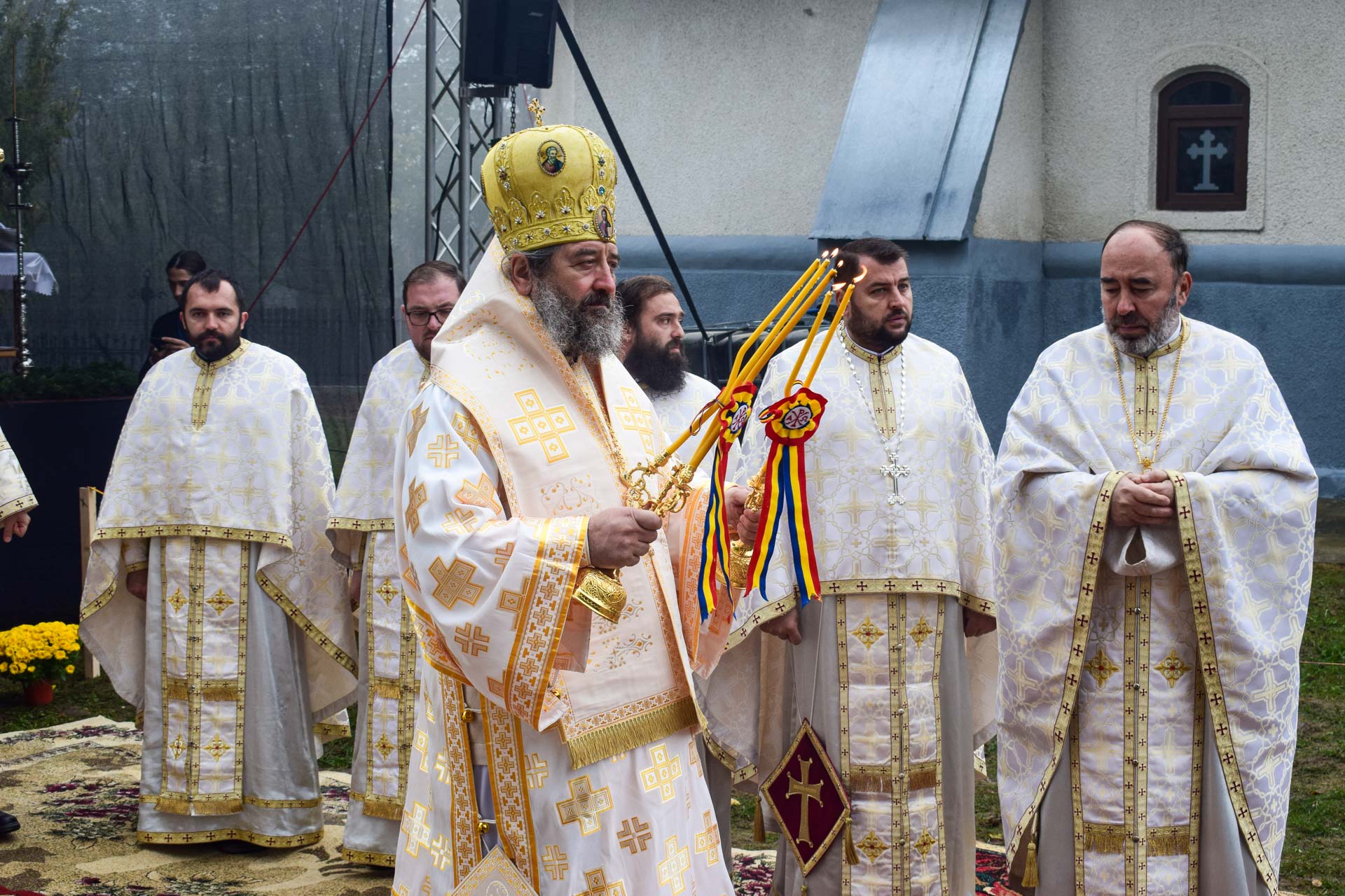 Liturghie arhierească și sfințire de casă socială în Parohia Oroftiana de Sus Liturghie arhierească și sfințire de casă socială în Parohia Oroftiana de Sus