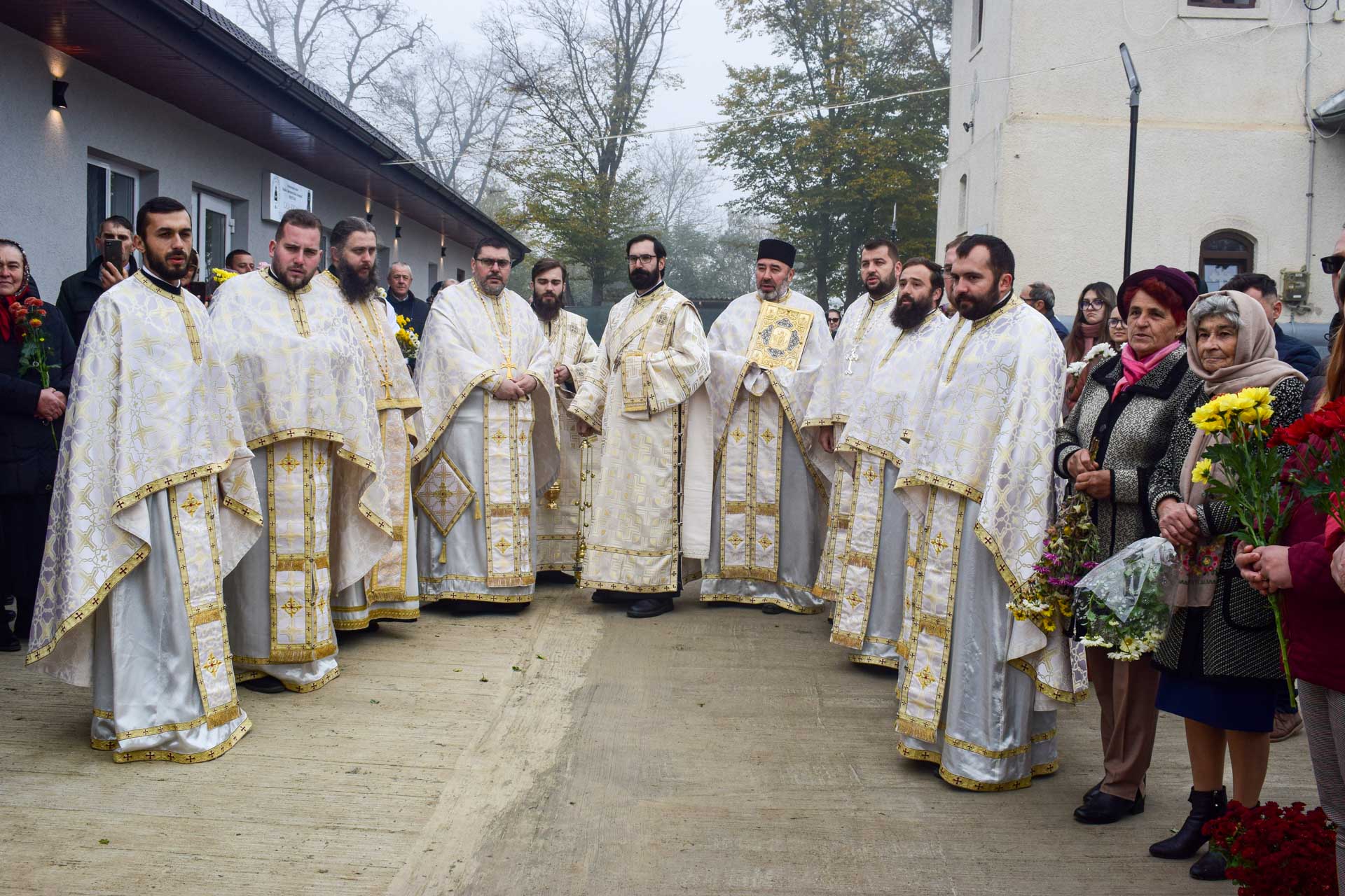 Liturghie arhierească și sfințire de casă socială în Parohia Oroftiana de Sus Liturghie arhierească și sfințire de casă socială în Parohia Oroftiana de Sus