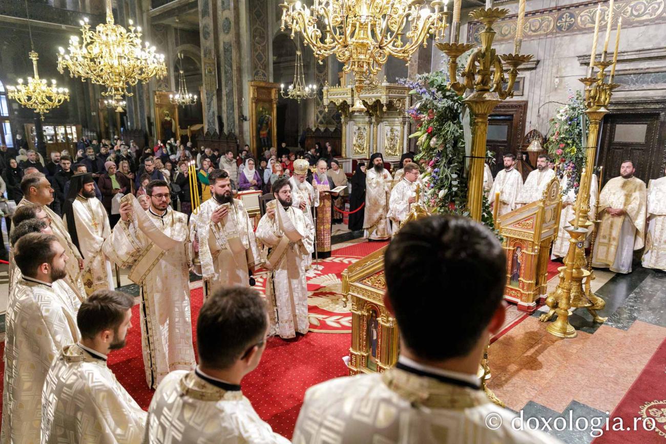 IPS Ioachim, către pelerinii Sfintei Parascheva: „Aici dobândești bucuria!” / Foto: pr. Silviu Cluci IPS Ioachim al Romanului și Bacăului a slujit Sfânta Liturghie în a doua zi a Hramului Sfintei Parascheva