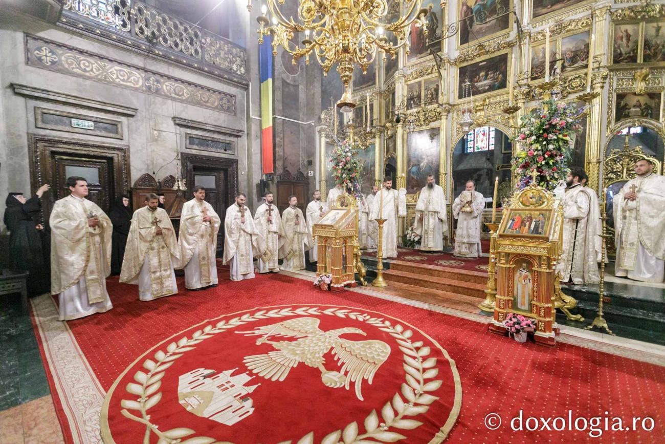 IPS Ioachim, către pelerinii Sfintei Parascheva: „Aici dobândești bucuria!” / Foto: pr. Silviu Cluci IPS Ioachim al Romanului și Bacăului a slujit Sfânta Liturghie în a doua zi a Hramului Sfintei Parascheva