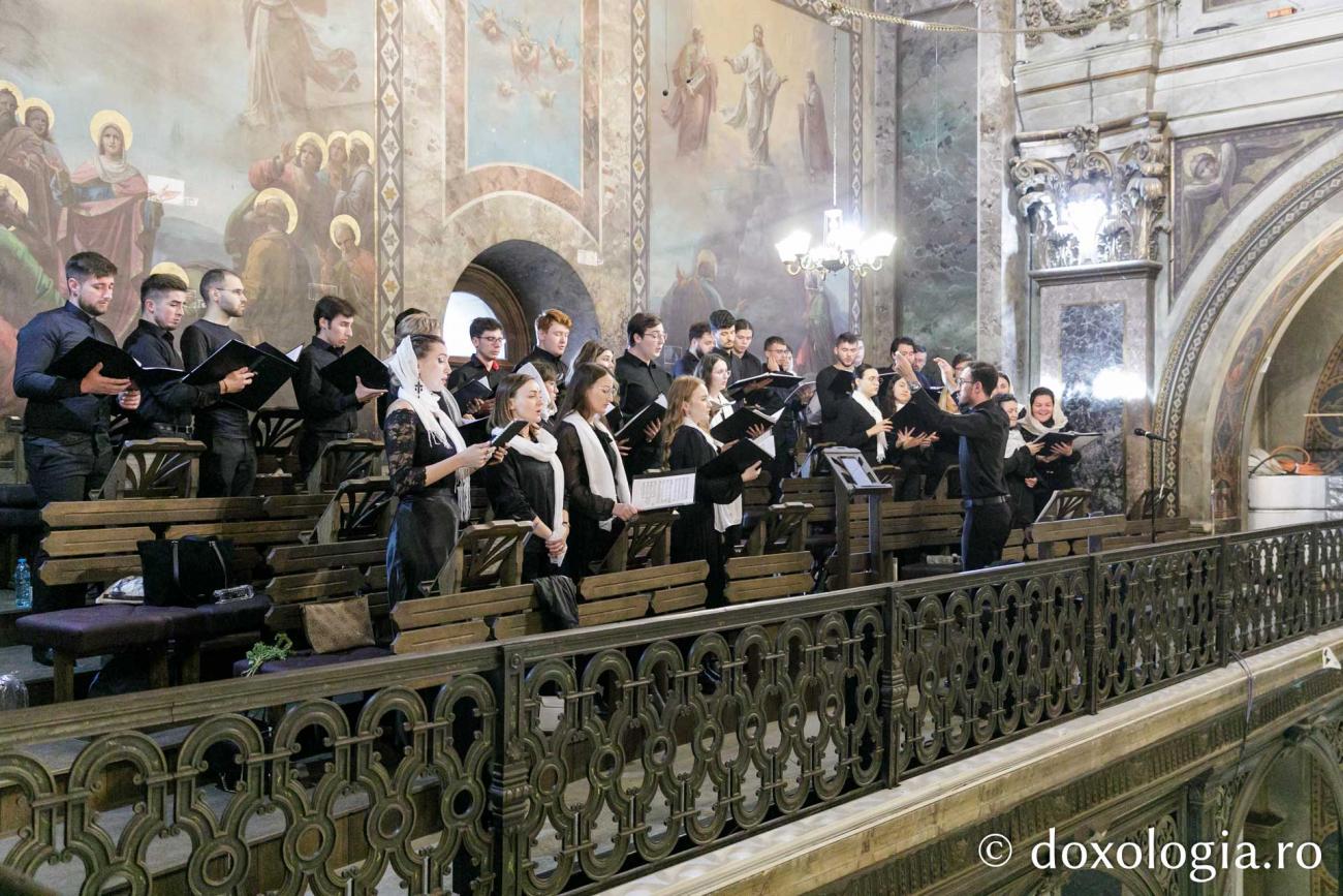 IPS Ioachim, către pelerinii Sfintei Parascheva: „Aici dobândești bucuria!” / Foto: pr. Silviu Cluci IPS Ioachim al Romanului și Bacăului a slujit Sfânta Liturghie în a doua zi a Hramului Sfintei Parascheva