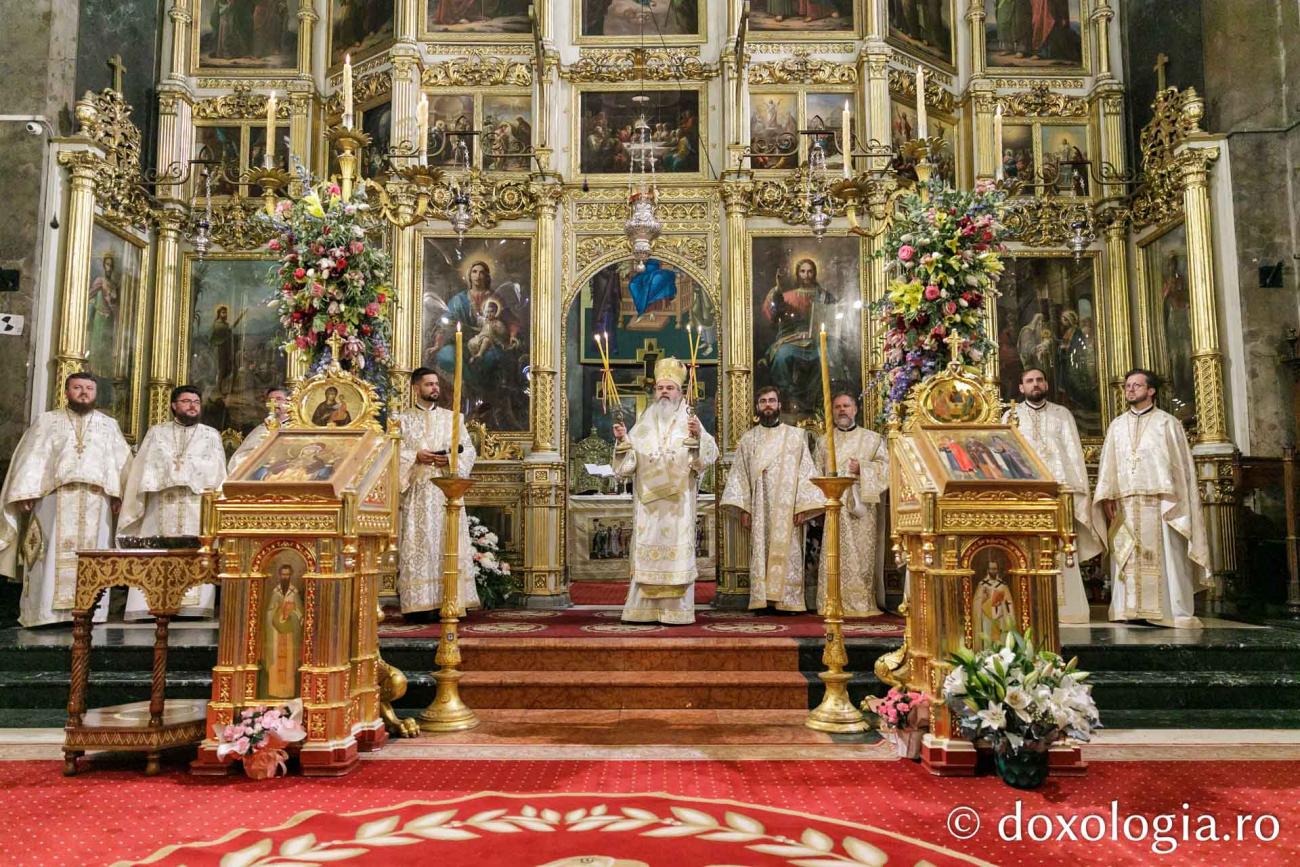 Foto: pr. Silviu Cluci Episcopul Hușilor îi îndeamnă pe pelerini la primirea Sfintei Euharistii: „Aceasta este hrana spirituală, prin excelență, a pelerinului și a oricărui creștin”