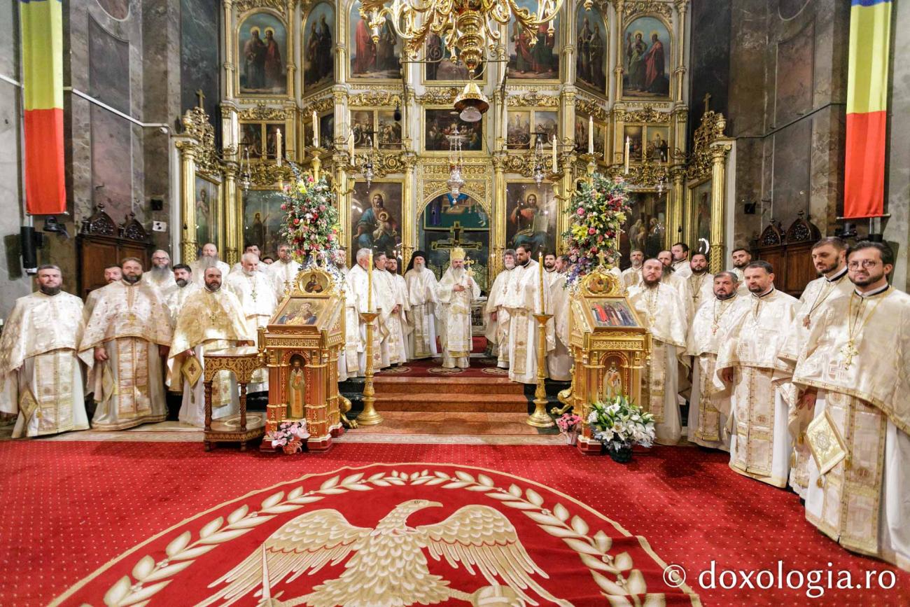 Foto: pr. Silviu Cluci Episcopul Hușilor îi îndeamnă pe pelerini la primirea Sfintei Euharistii: „Aceasta este hrana spirituală, prin excelență, a pelerinului și a oricărui creștin”