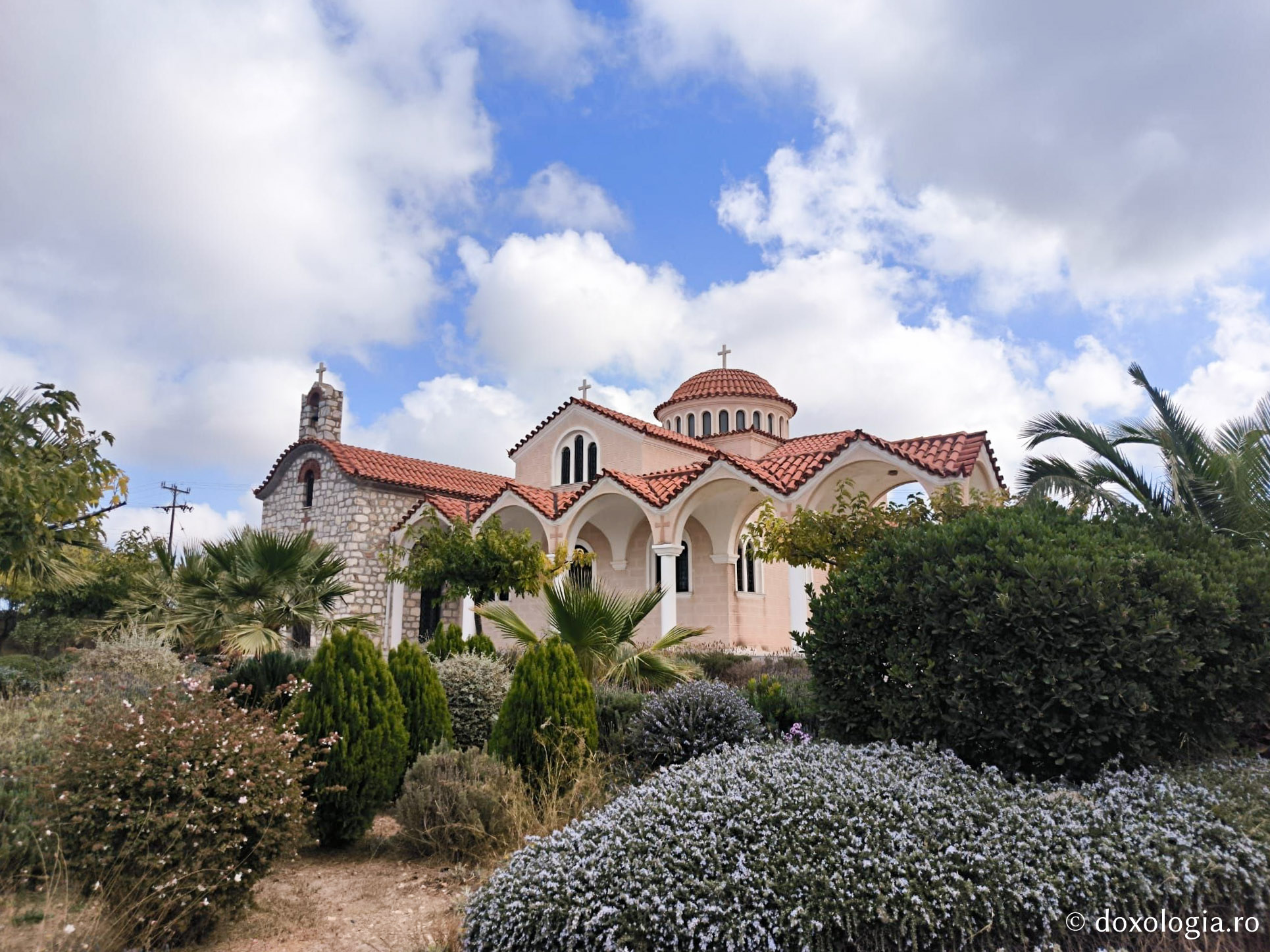 Mănăstirea „Panaghia Myrtidiotissa”din Paros / Foto: Pr. Marin Osoianu Mănăstirea „Panaghia Myrtidiotissa”din Paros, ctitoria Părintelui Filotei Zervakos