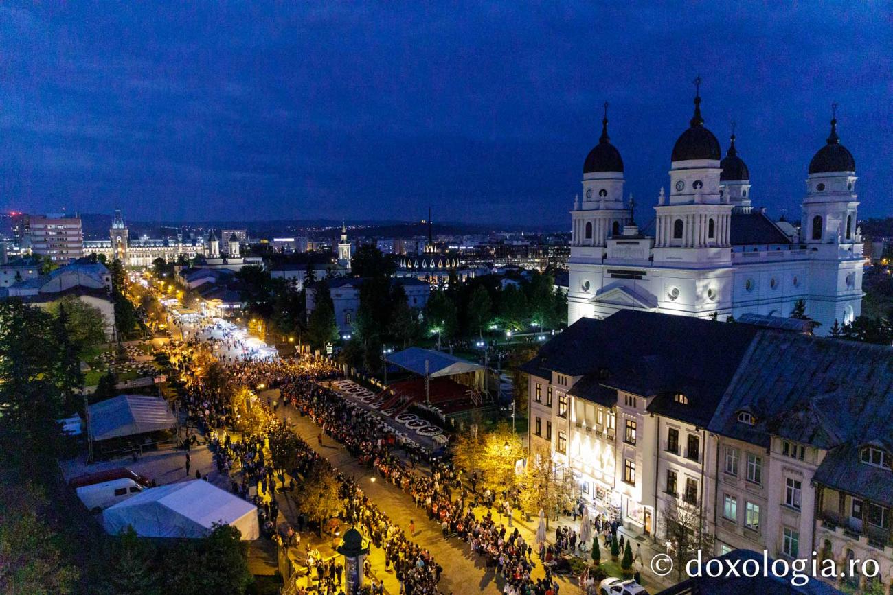 Calea Sfinților: Mii de suflete în duh de rugăciune, împreună cu doi sfinți făcători de minuni, pe străzile orașului