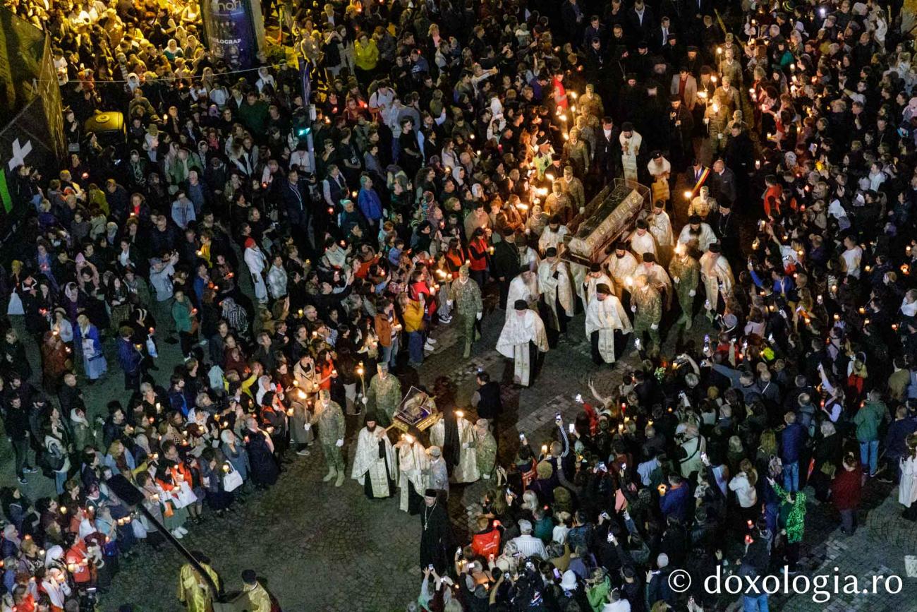 Calea Sfinților: Mii de suflete în duh de rugăciune, împreună cu doi sfinți făcători de minuni, pe străzile orașului