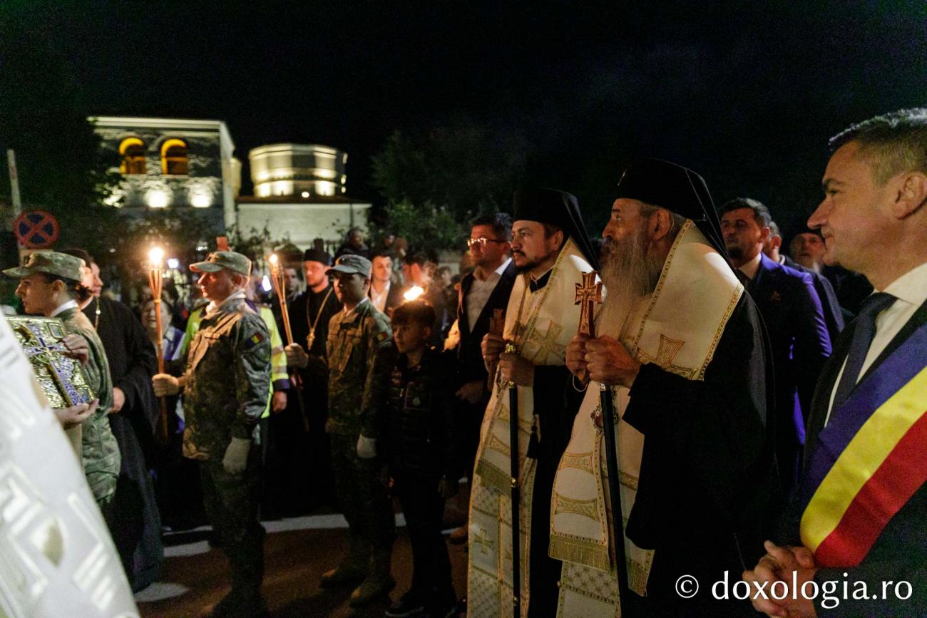 Calea Sfinților: Mii de suflete în duh de rugăciune, împreună cu doi sfinți făcători de minuni, pe străzile orașului