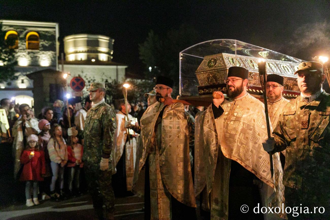 Calea Sfinților: Mii de suflete în duh de rugăciune, împreună cu doi sfinți făcători de minuni, pe străzile orașului