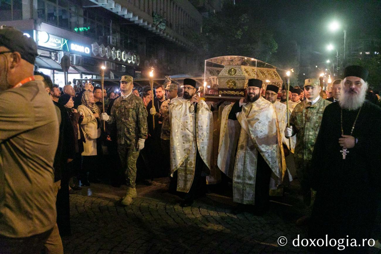 Calea Sfinților: Mii de suflete în duh de rugăciune, împreună cu doi sfinți făcători de minuni, pe străzile orașului