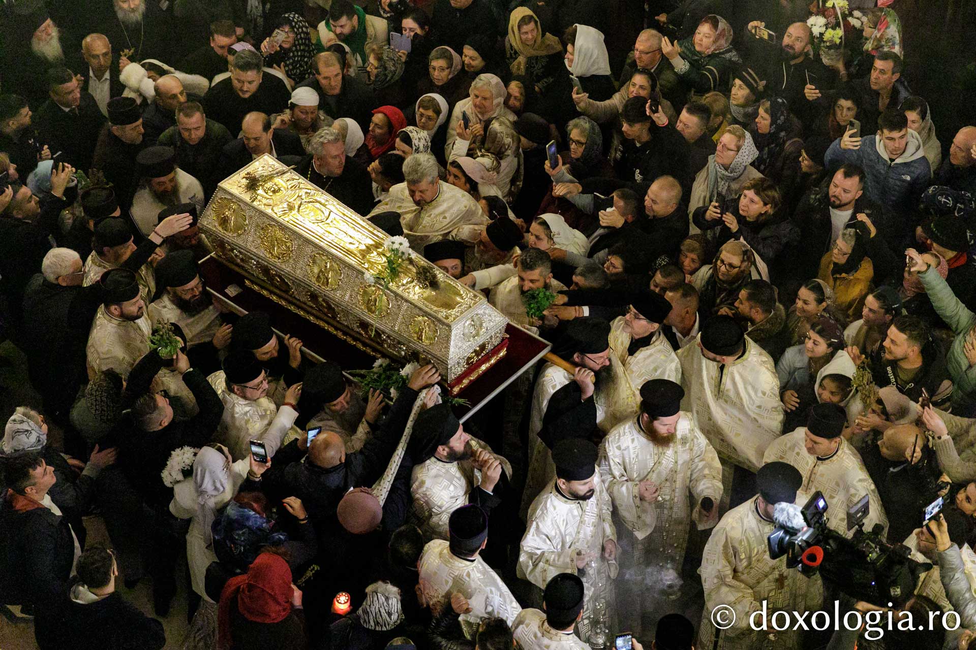 Procesiunea scoaterii spre închinare a moaștelor Sfintei Cuvioase Parascheva