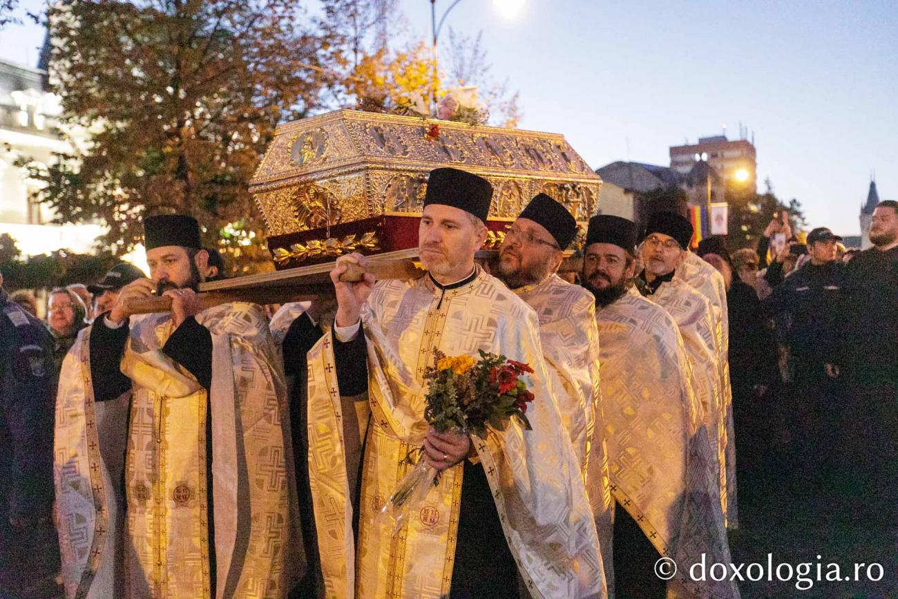 Procesiunea scoaterii spre închinare a moaștelor Sfintei Cuvioase Parascheva – 2024 / Foto: Pr. Silviu Cluci Procesiunea scoaterii spre închinare a moaștelor Sfintei Cuvioase Parascheva – 2024