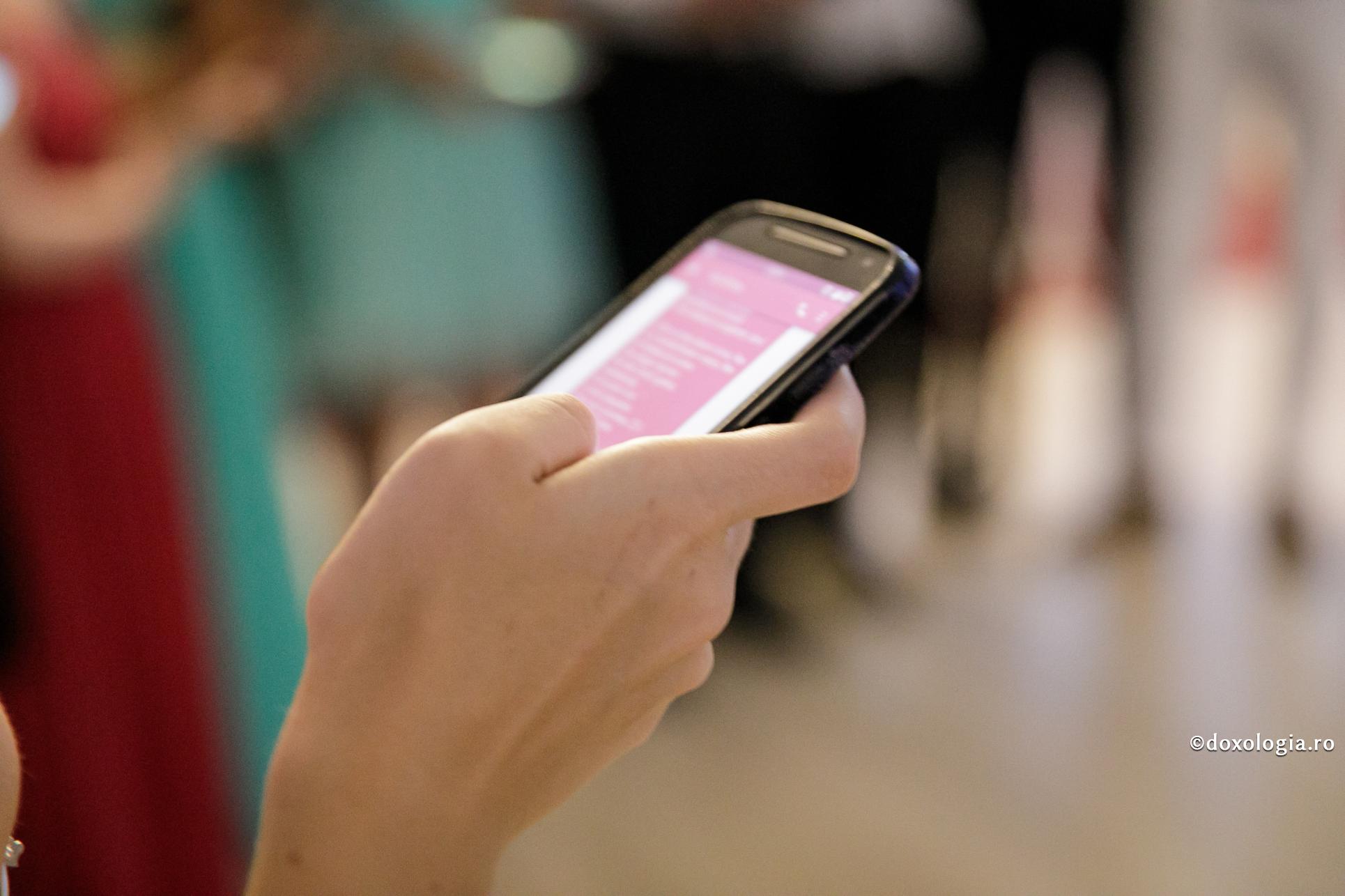 Inteligența artificială și riscurile la care sunt expuși tinerii