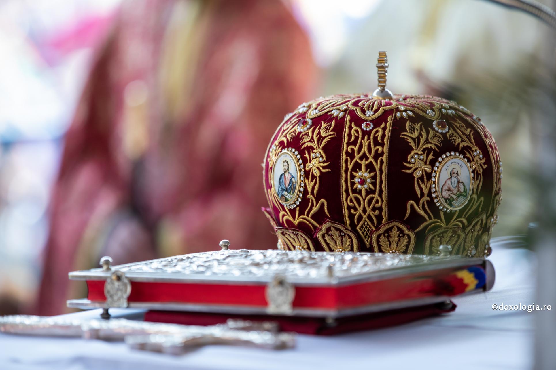 Ce ierarhi slujesc la Sfânta Liturghie din ziua de 14 octombrie? mitră