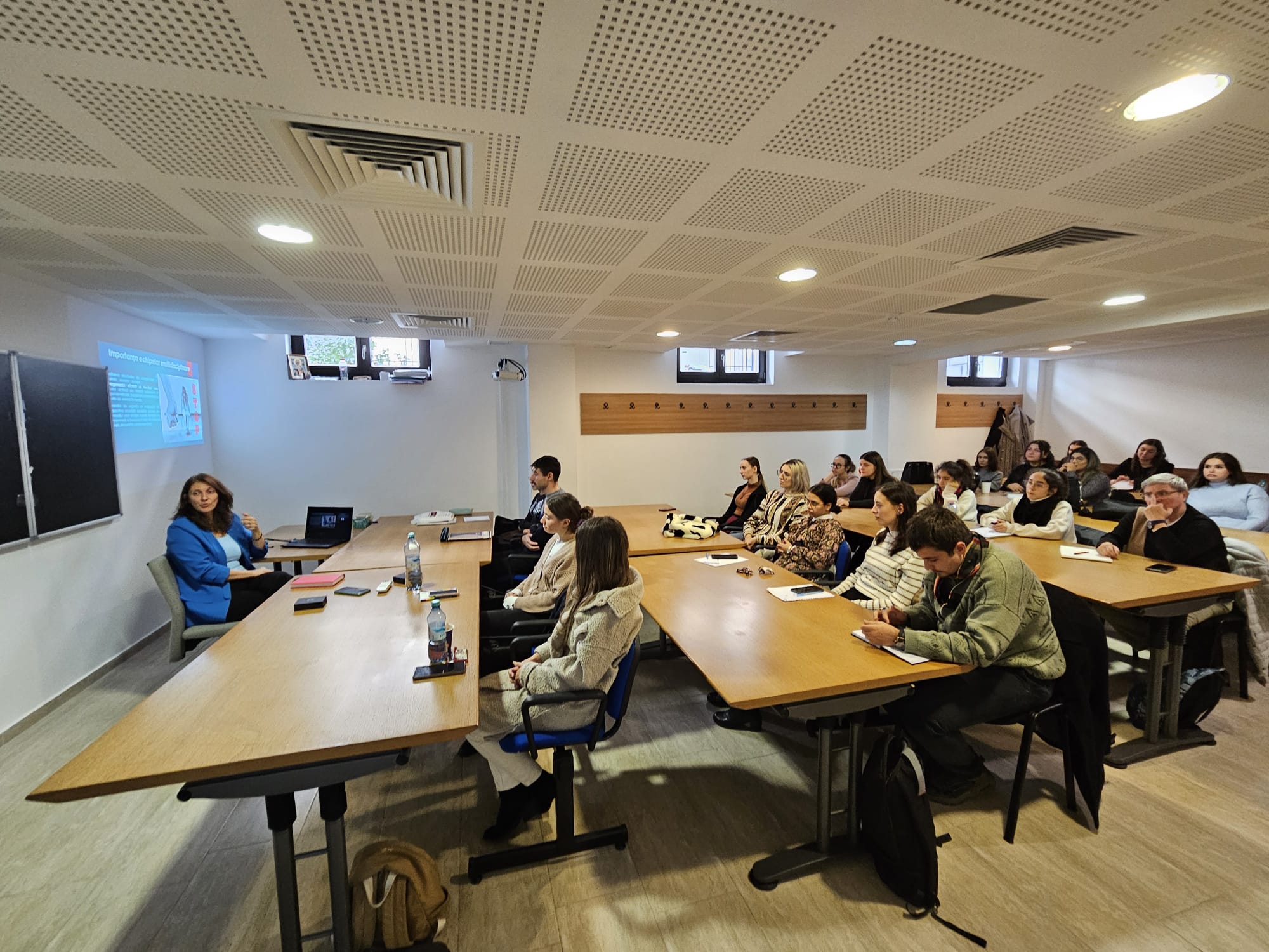 Studenții teologi de la Asistență Socială dezbat problema violenței domestice