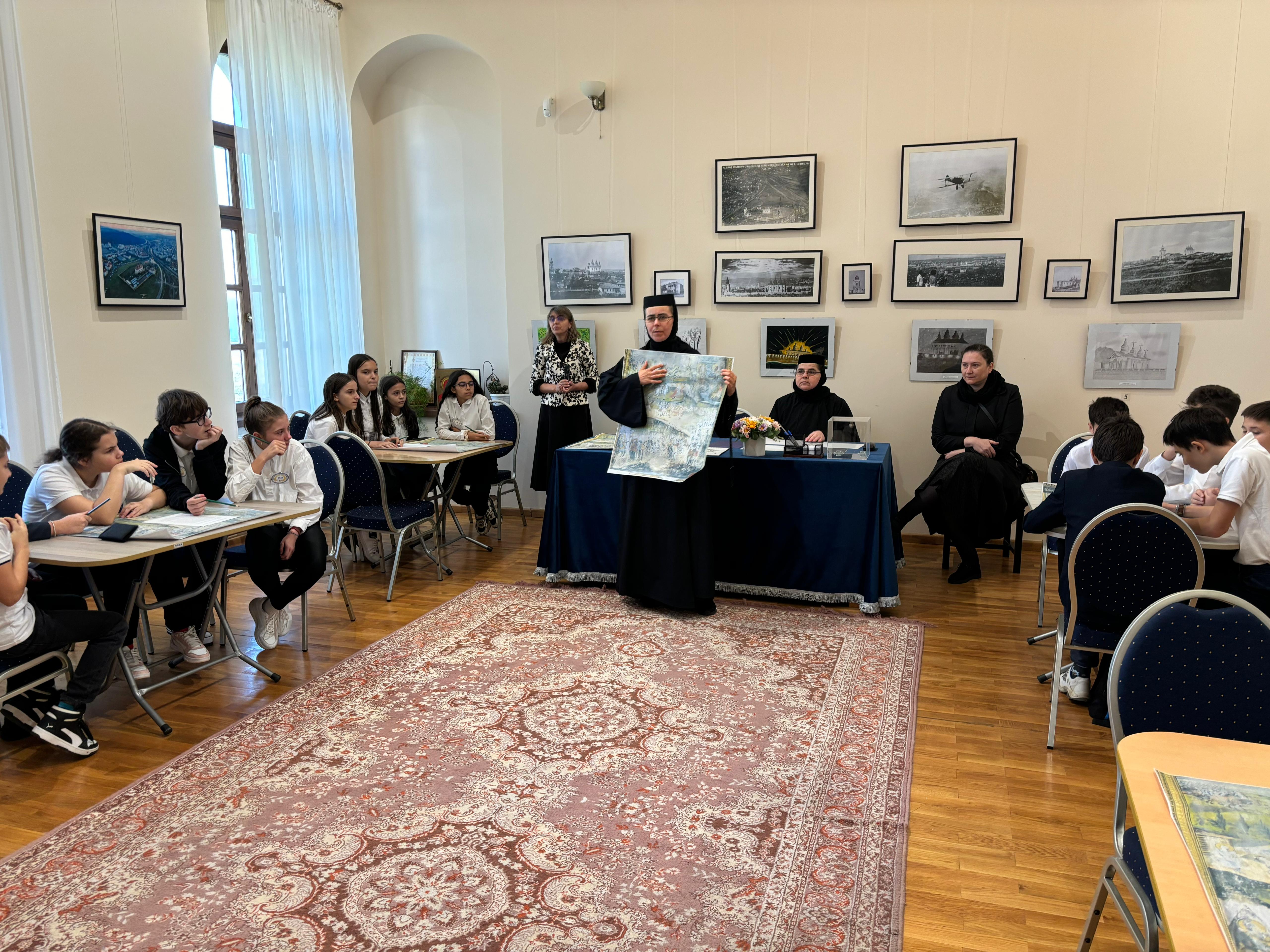 Elevii de la Școala „Dimitrie A. Sturdza” din Iași, în vizită educativă la Mănăstirea Frumoasa / Foto: Flavius Popa Elevii de la Școala „Dimitrie A. Sturdza” din Iași, în vizită educativă la Mănăstirea Frumoasa