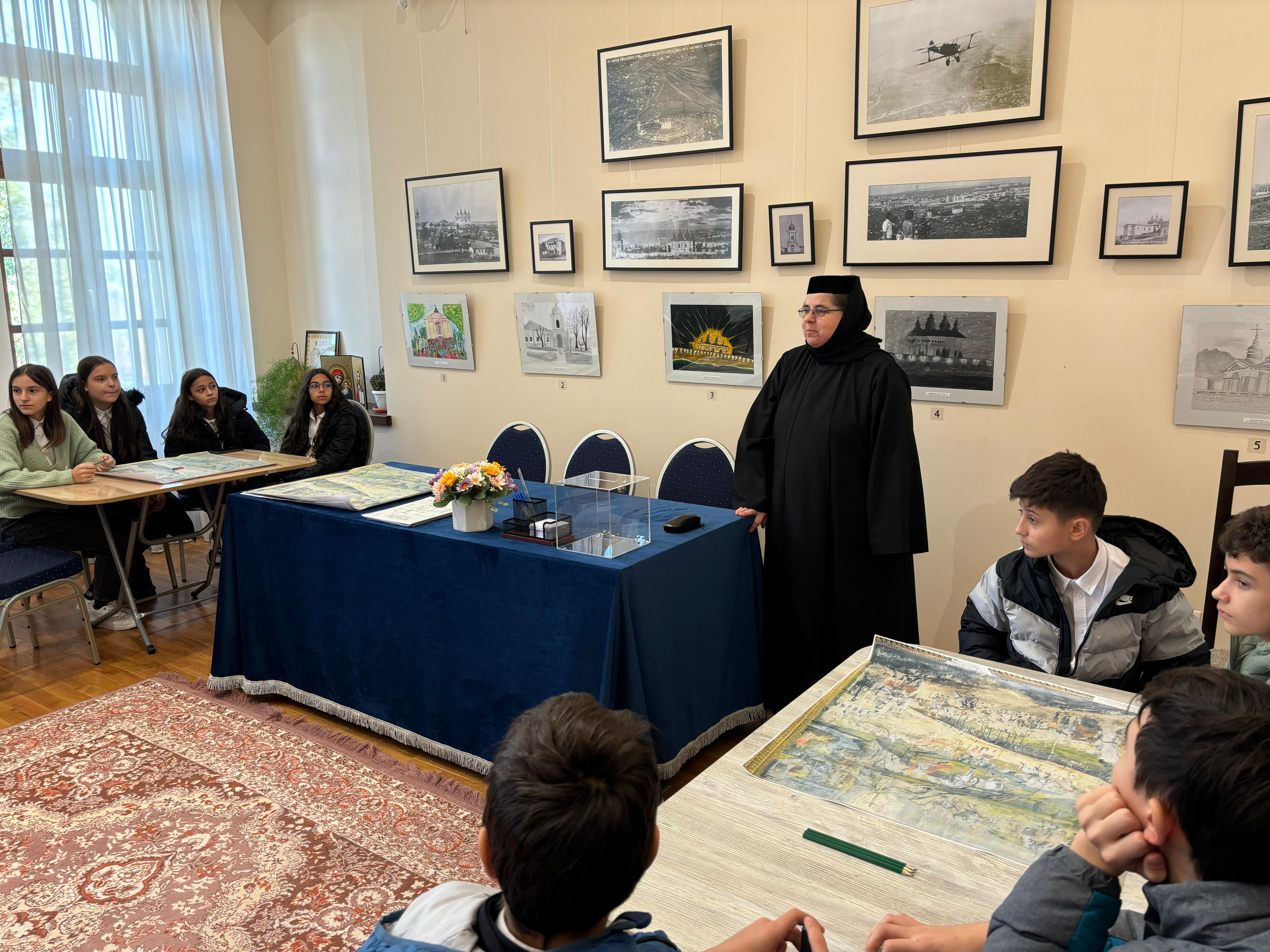 Elevii de la Școala „Dimitrie A. Sturdza” din Iași, în vizită educativă la Mănăstirea Frumoasa / Foto: Flavius Popa Elevii de la Școala „Dimitrie A. Sturdza” din Iași, în vizită educativă la Mănăstirea Frumoasa