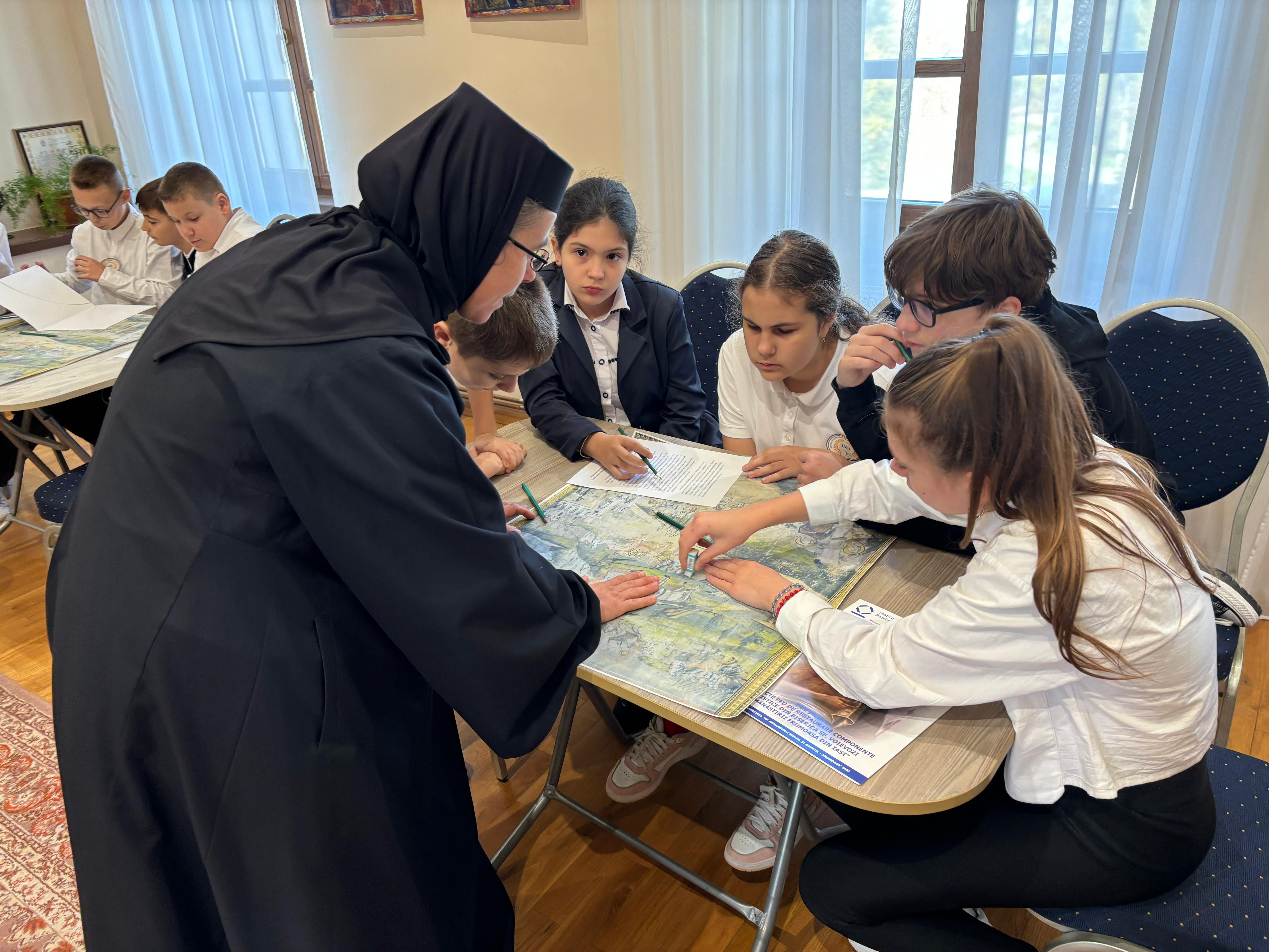 Elevii de la Școala „Dimitrie A. Sturdza” din Iași, în vizită educativă la Mănăstirea Frumoasa / Foto: Flavius Popa Elevii de la Școala „Dimitrie A. Sturdza” din Iași, în vizită educativă la Mănăstirea Frumoasa